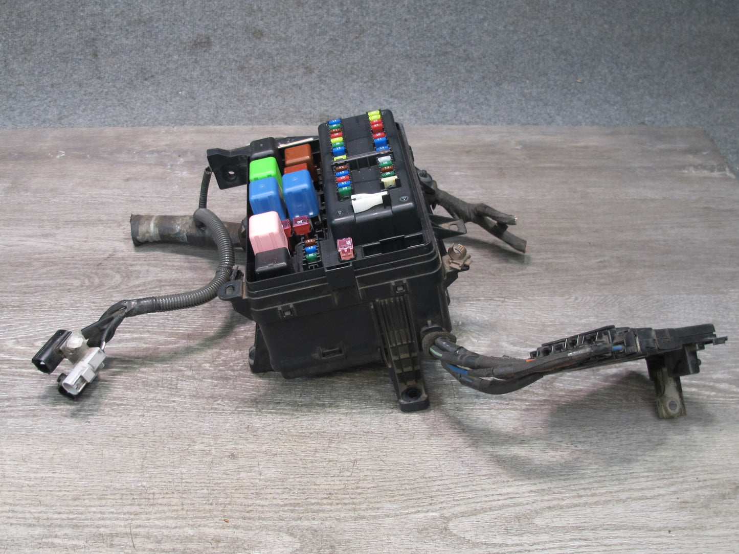 2003-2007 Lexus UZJ100L LX470 Under Hood Power Distribution Fuse Relay Box