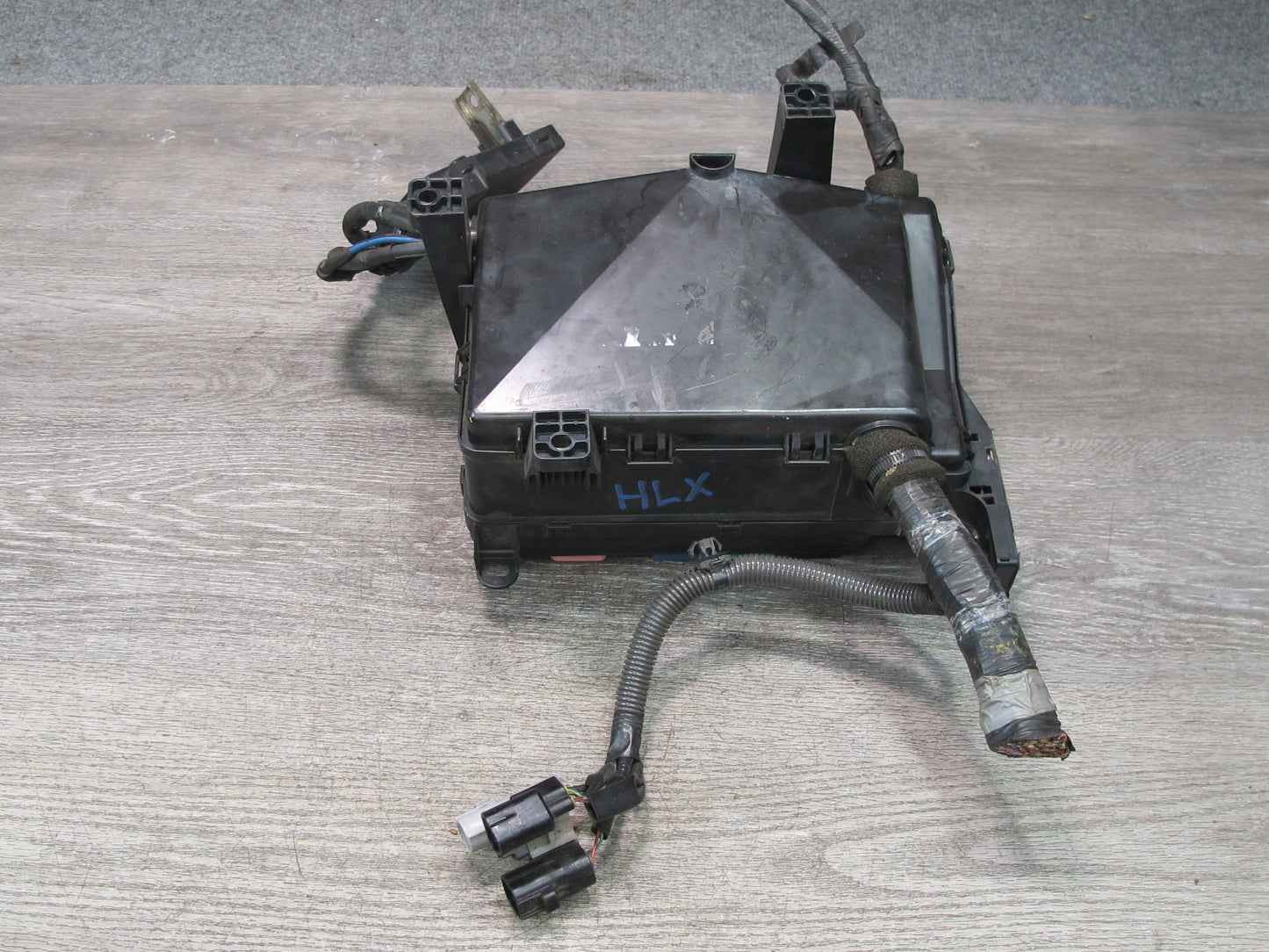 2003-2007 Lexus UZJ100L LX470 Under Hood Power Distribution Fuse Relay Box