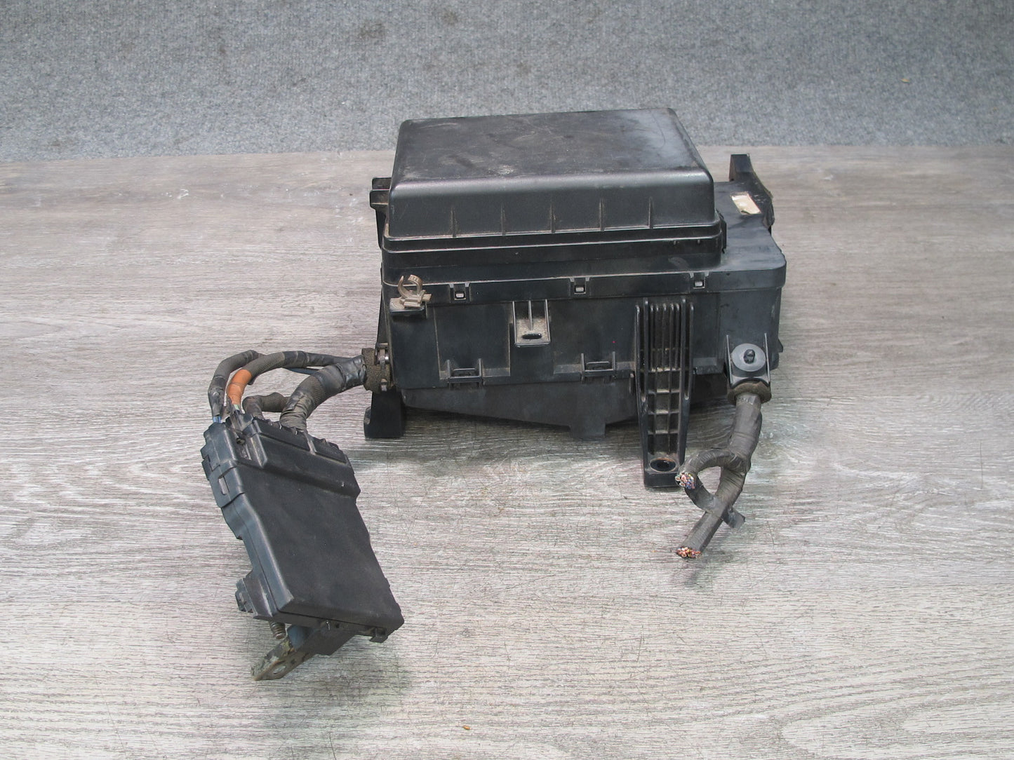 2003-2007 Lexus UZJ100L LX470 Under Hood Power Distribution Fuse Relay Box