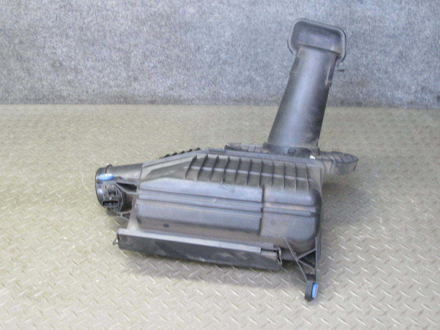 1997-2004 Porsche Boxster 986 Engine Air Intake Cleaner Filter Box Housing