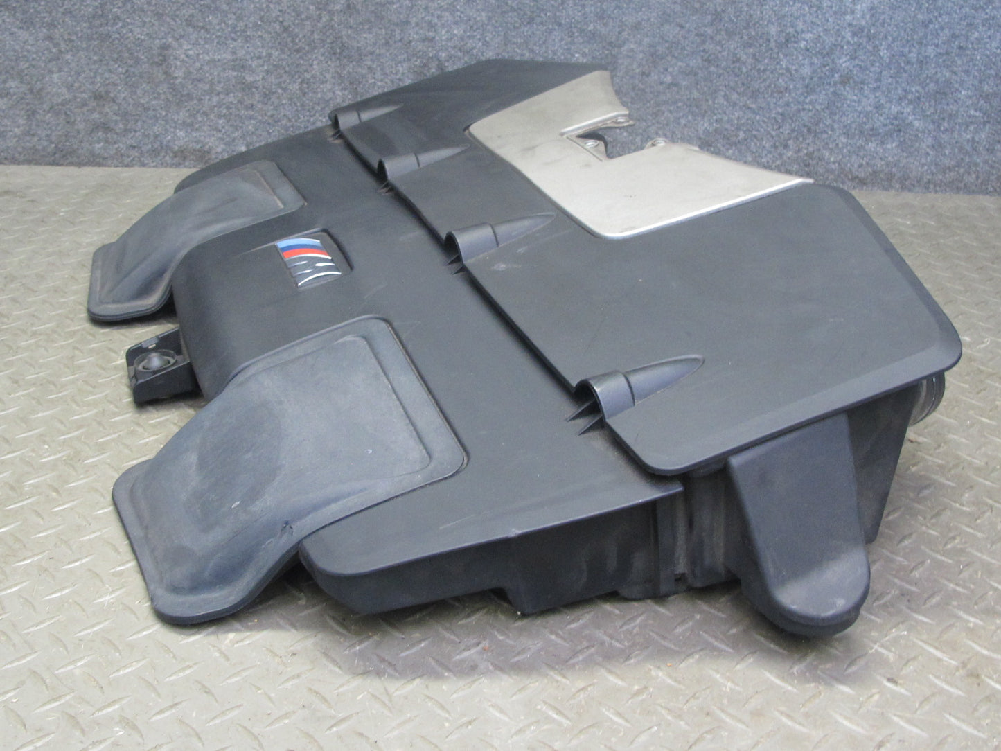 2010-2014 BMW E71 X6M Engine Trim Panel Air Cleaner Intake Filter Box 70359668