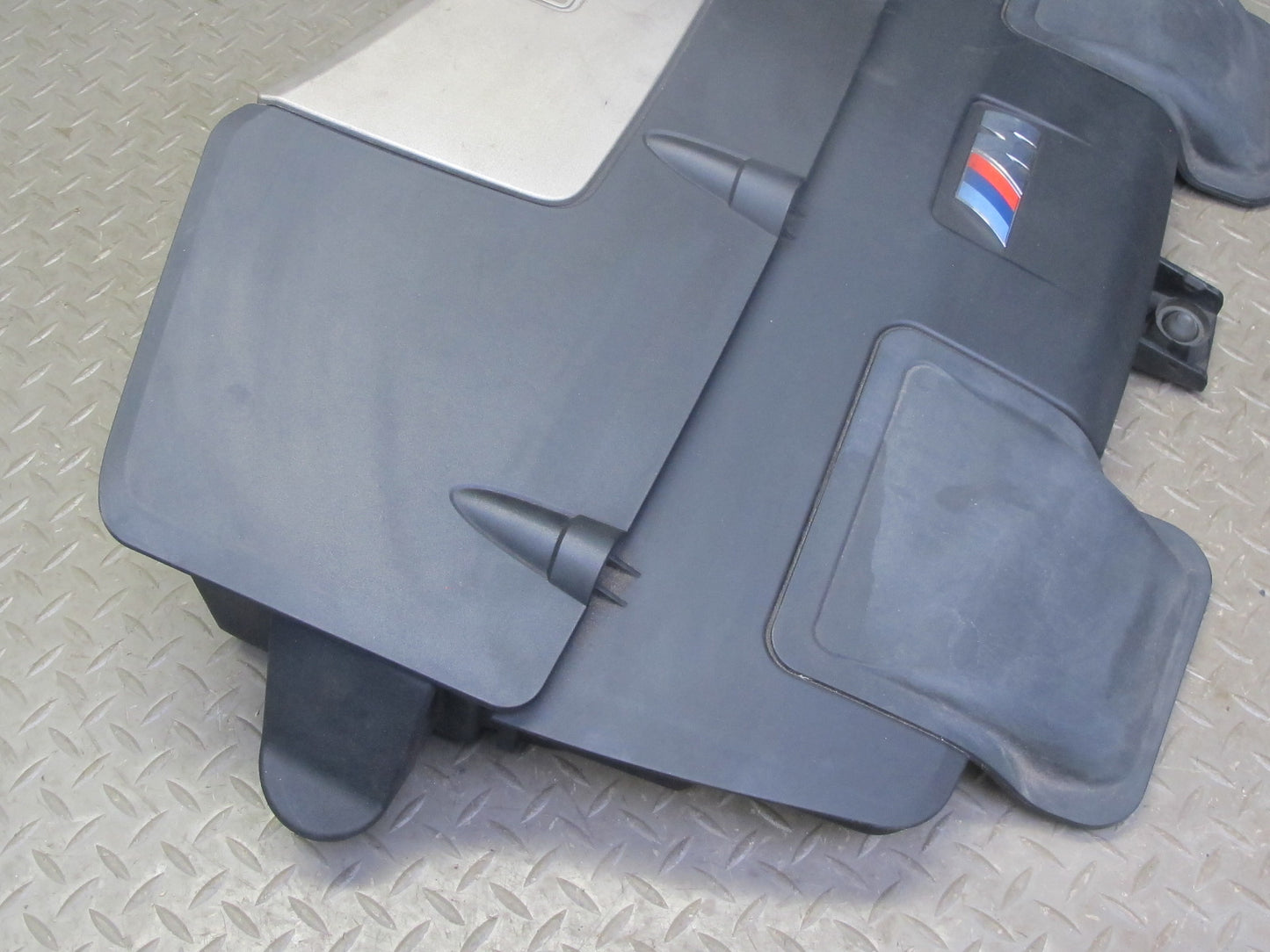 2010-2014 BMW E71 X6M Engine Trim Panel Air Cleaner Intake Filter Box 70359668