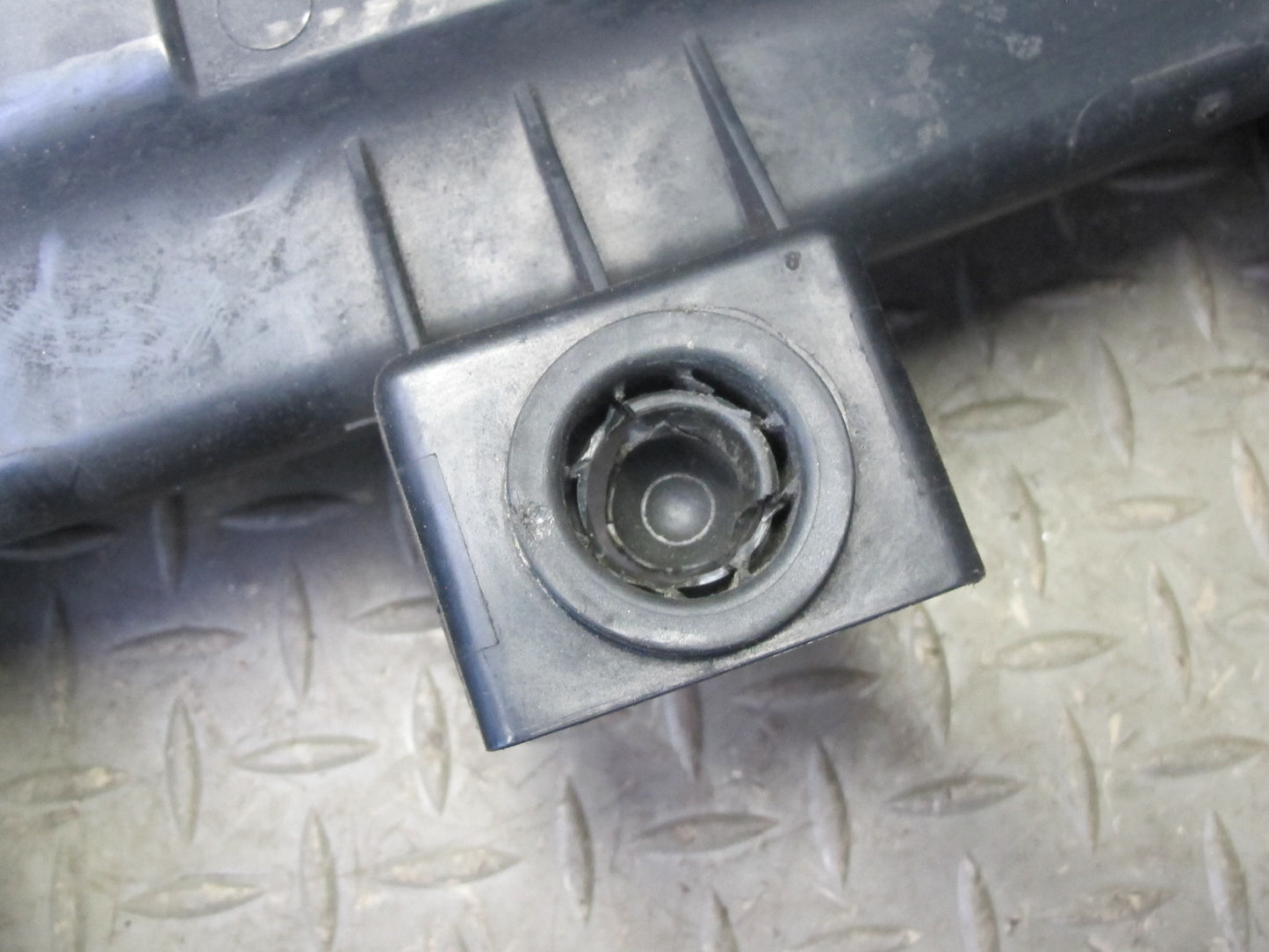 2010-2014 BMW E71 X6M Engine Trim Panel Air Cleaner Intake Filter Box 70359668