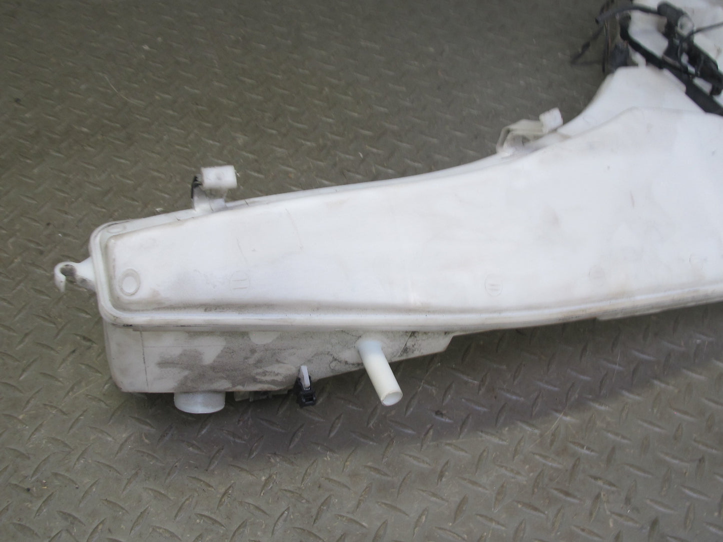 2008-2014 BMW E71 E72 X6 X6M Windshield Washer Fluid Reservoir Tank w Motor