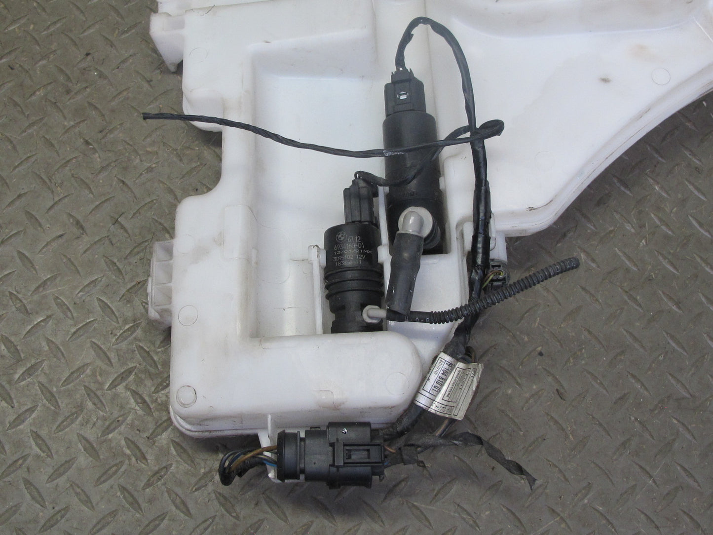 2008-2014 BMW E71 E72 X6 X6M Windshield Washer Fluid Reservoir Tank w Motor