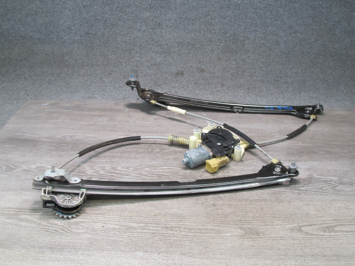 2017-2020 Maserati Levante M161 Front Left Side Door Window Regulator W/ Motor