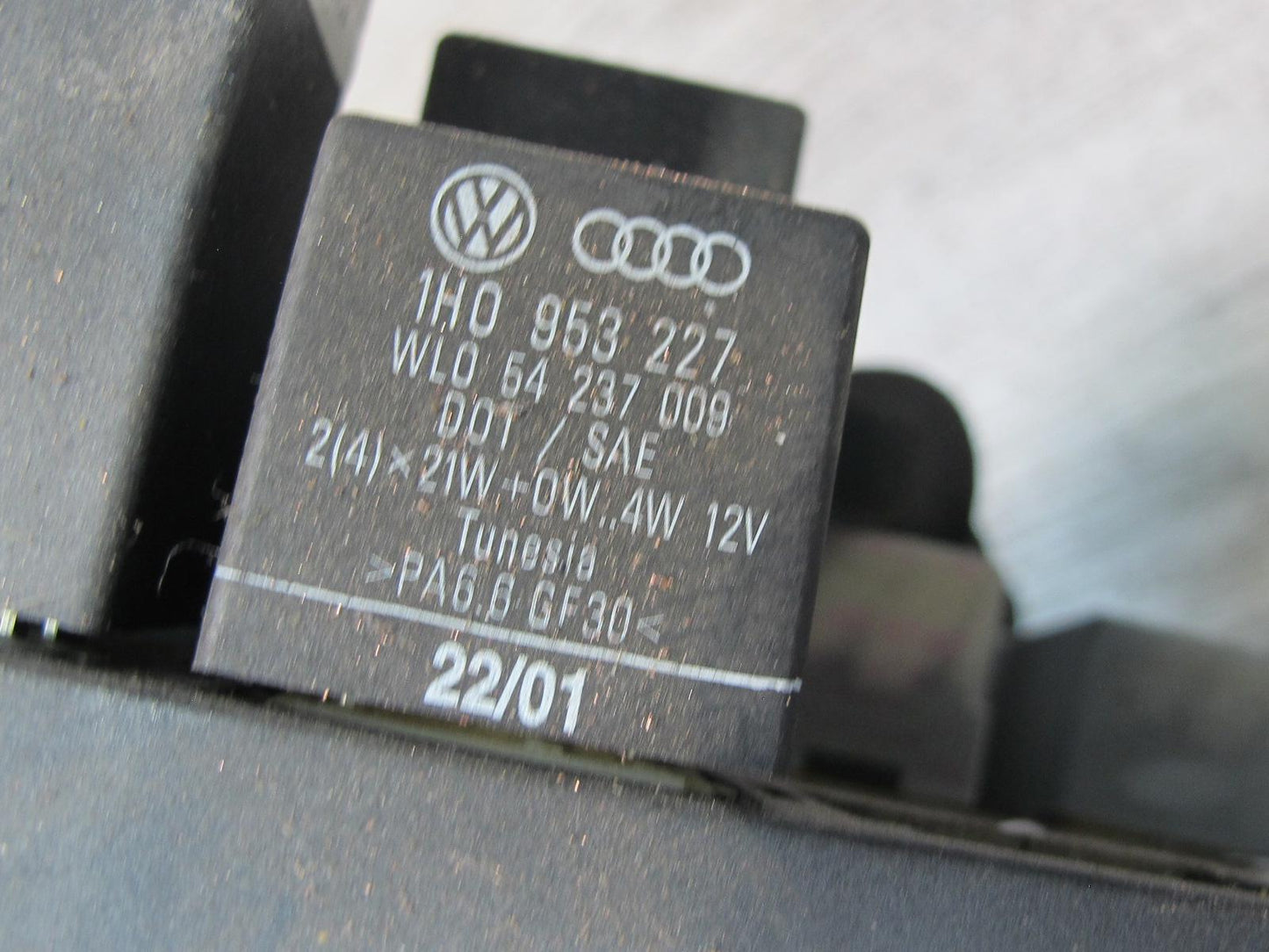 2000-2004 Porsche 911 996 Boxster Junction Fuse Relay Box Module Unit