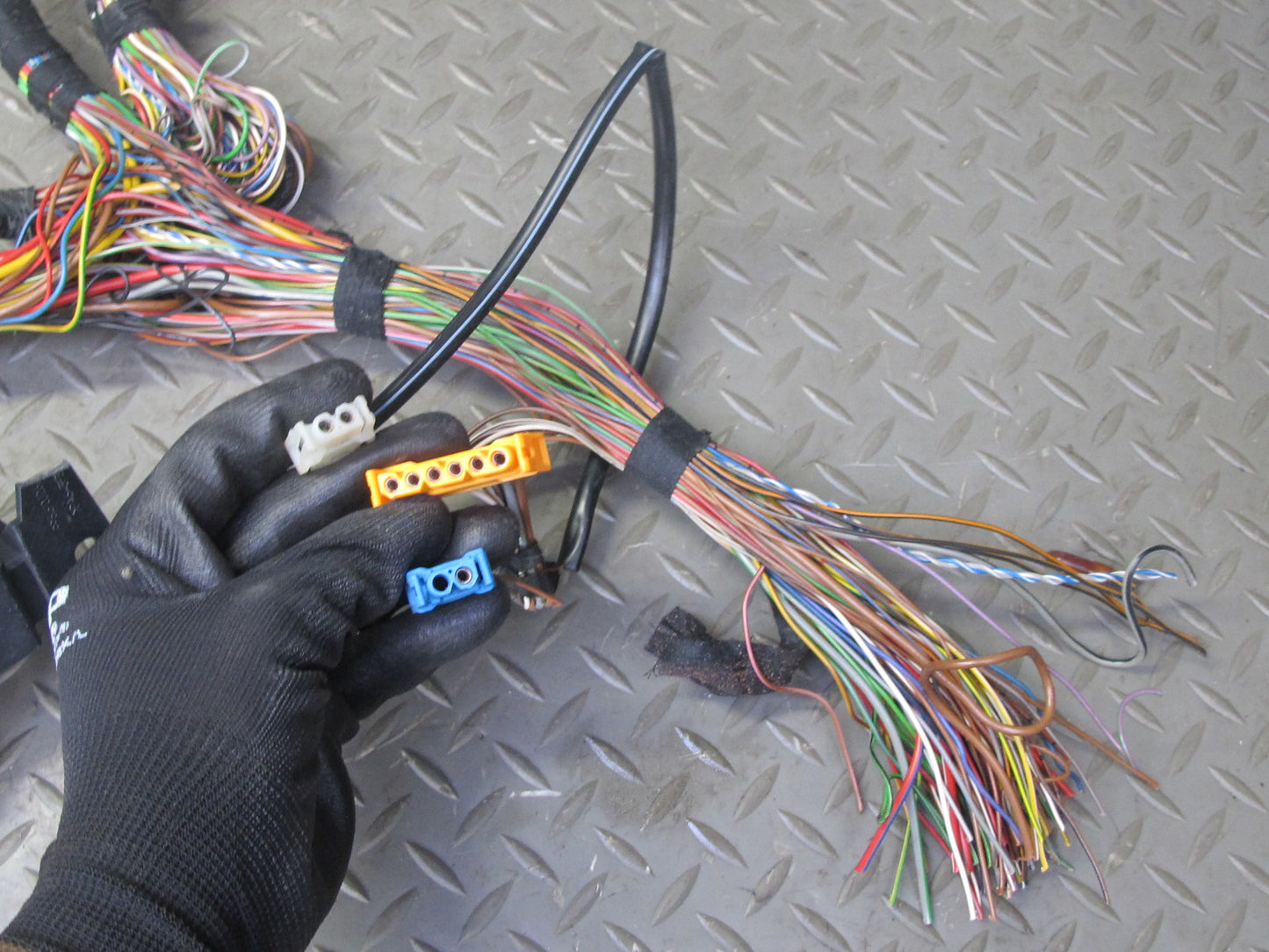 2002 Porsche 911 996 3.6L M96.03 M/T Engine Motor Wire Harness w Fuse Box