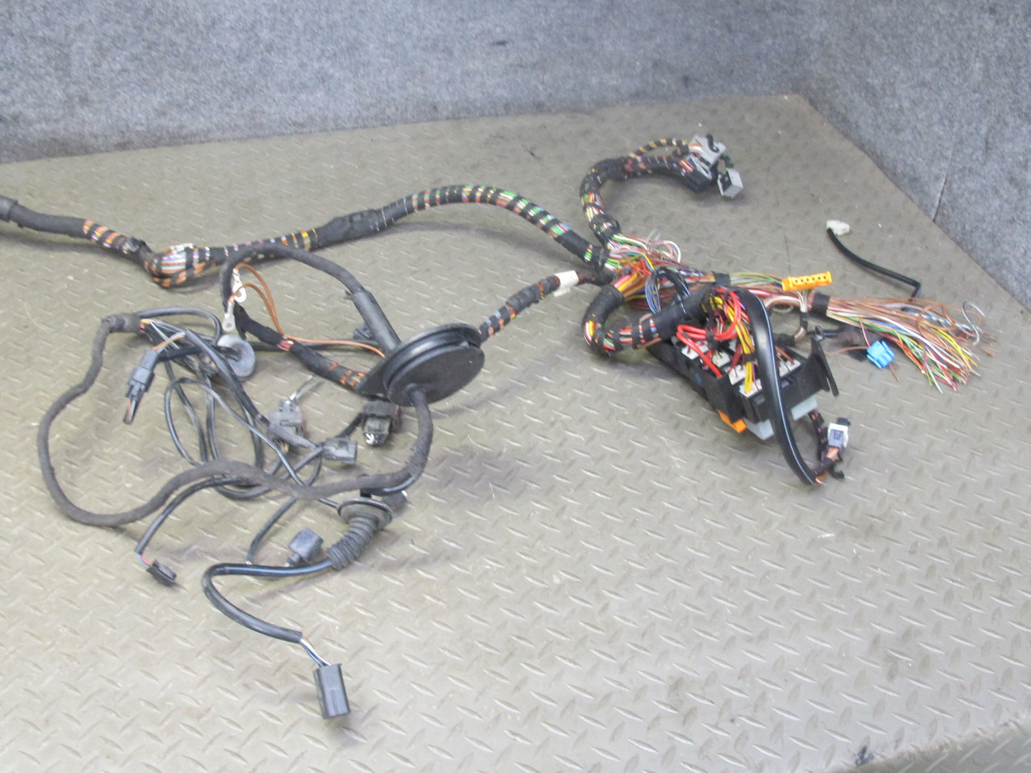 2002 Porsche 911 996 3.6L M96.03 M/T Engine Motor Wire Harness w Fuse Box