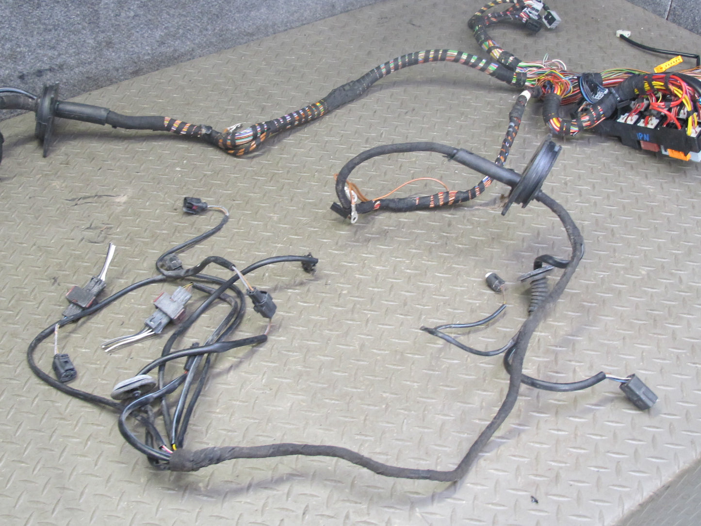 2002 Porsche 911 996 3.6L M96.03 M/T Engine Motor Wire Harness w Fuse Box