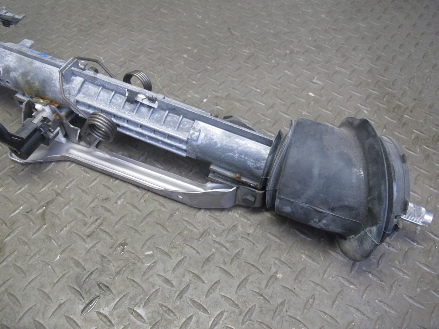 2008-2013 BMW E90 E91 E92 E93 M3 328i 335i Steering Column w Shaft 6780274