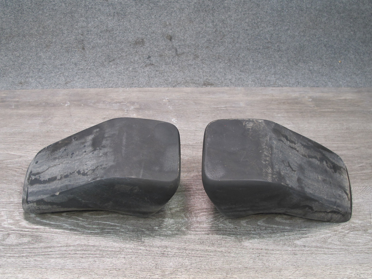 1984-1986 Porsche 928 S Rear Bumper Left & Right Side Rubber Guard Pad Set