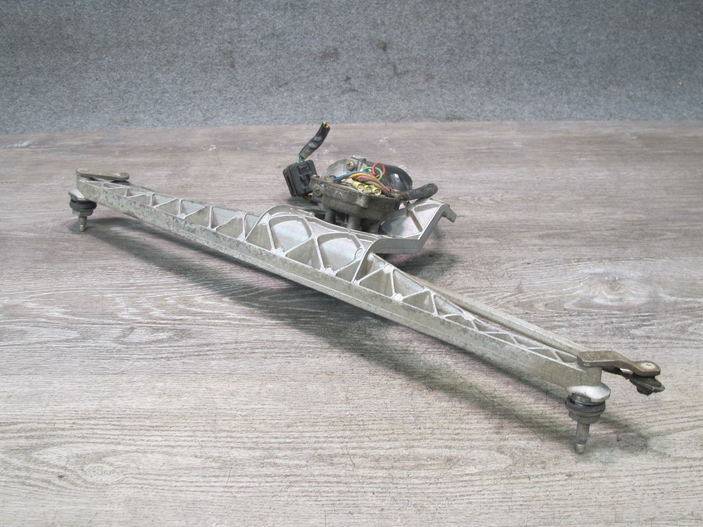 1984-1986 Porsche 928 S Front Windshield Wiper Transmission Linkage w Motor