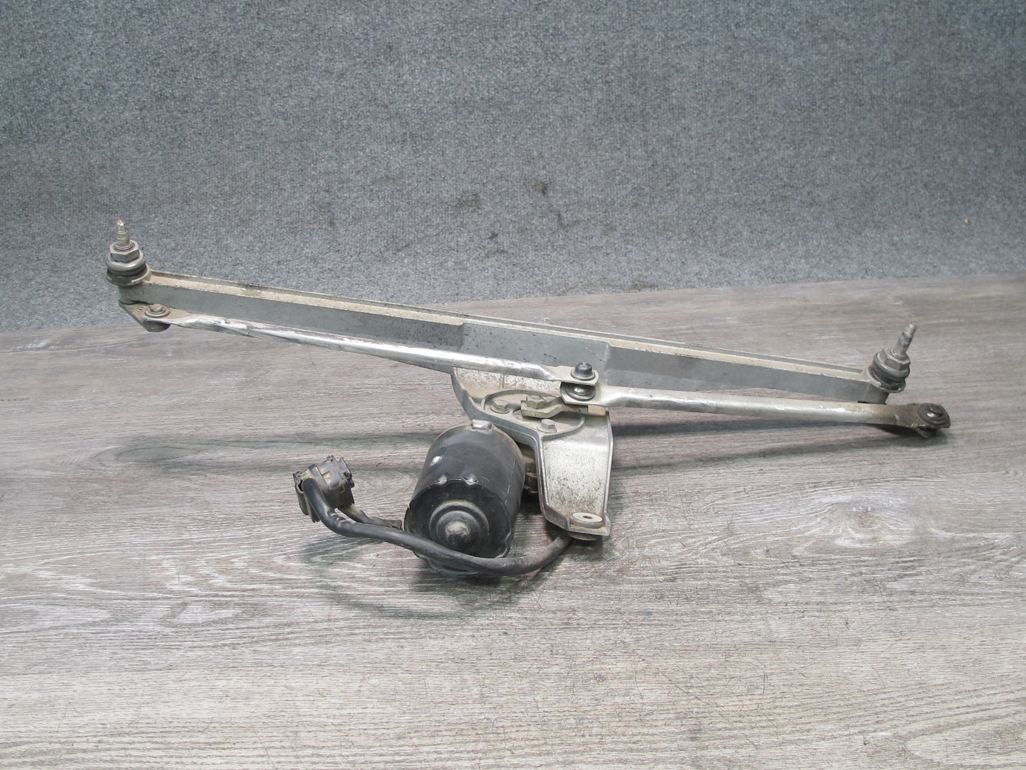 1984-1986 Porsche 928 S Front Windshield Wiper Transmission Linkage w Motor