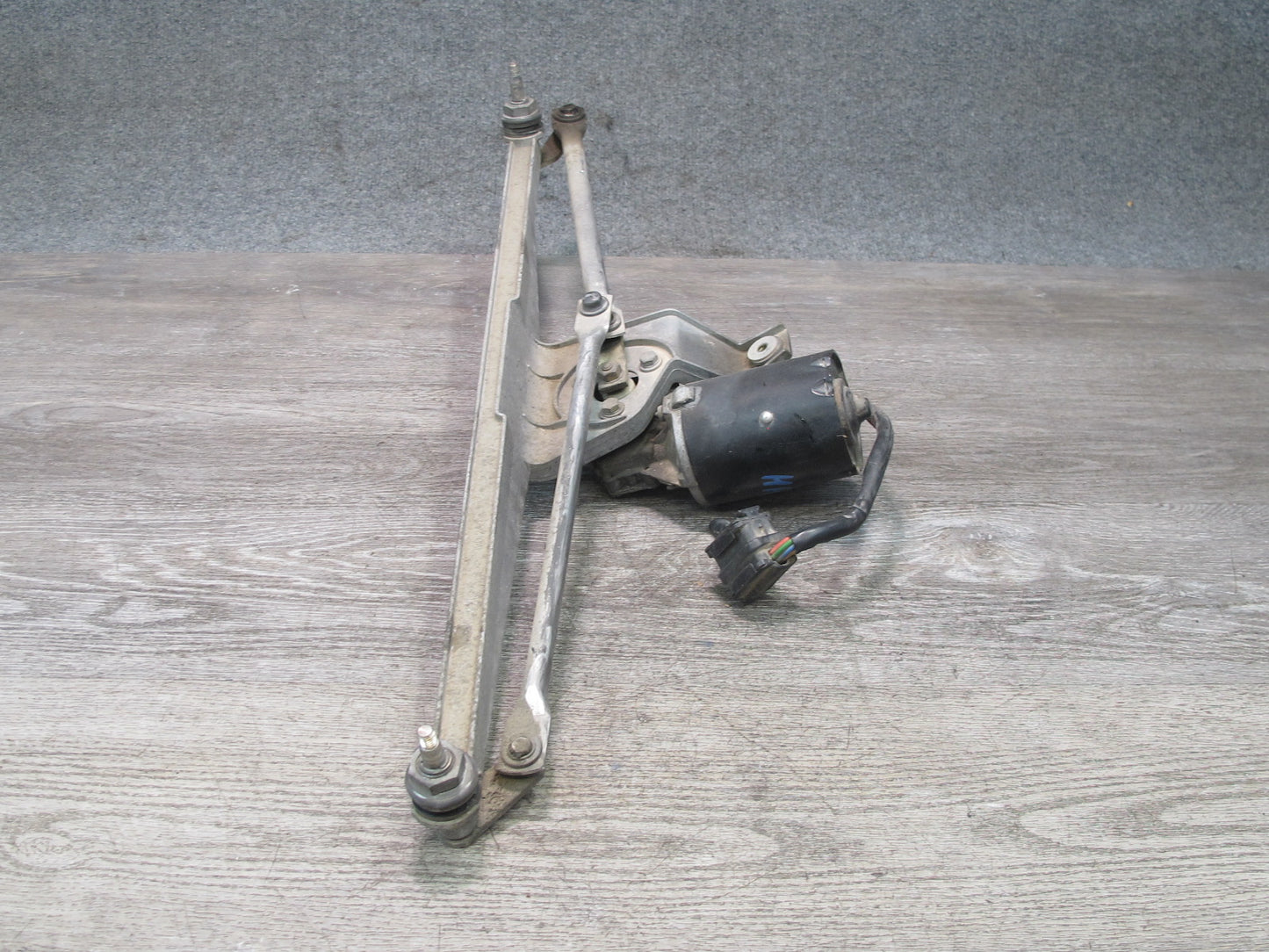 1984-1986 Porsche 928 S Front Windshield Wiper Transmission Linkage w Motor