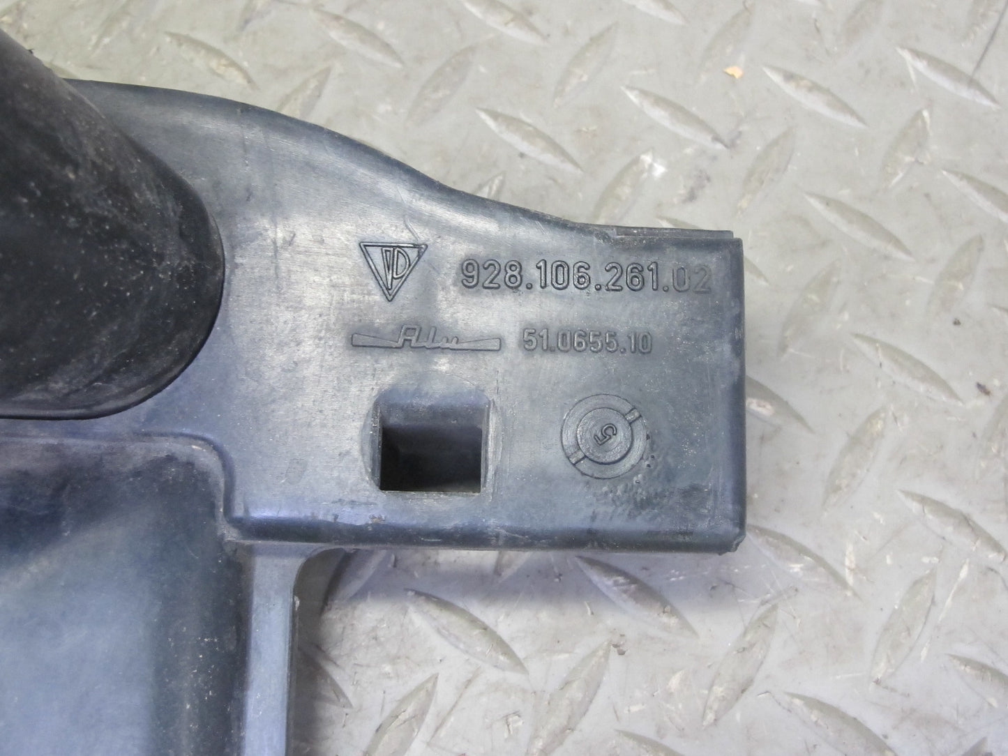 1984-1986 Porsche 928 S Engine Motor Radiator Cooling Fan Shroud