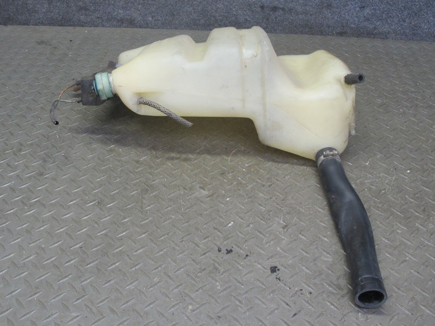 1984-1986 Porsche 928 S Windshield Washer Fluid Reservoir Tank w Pump