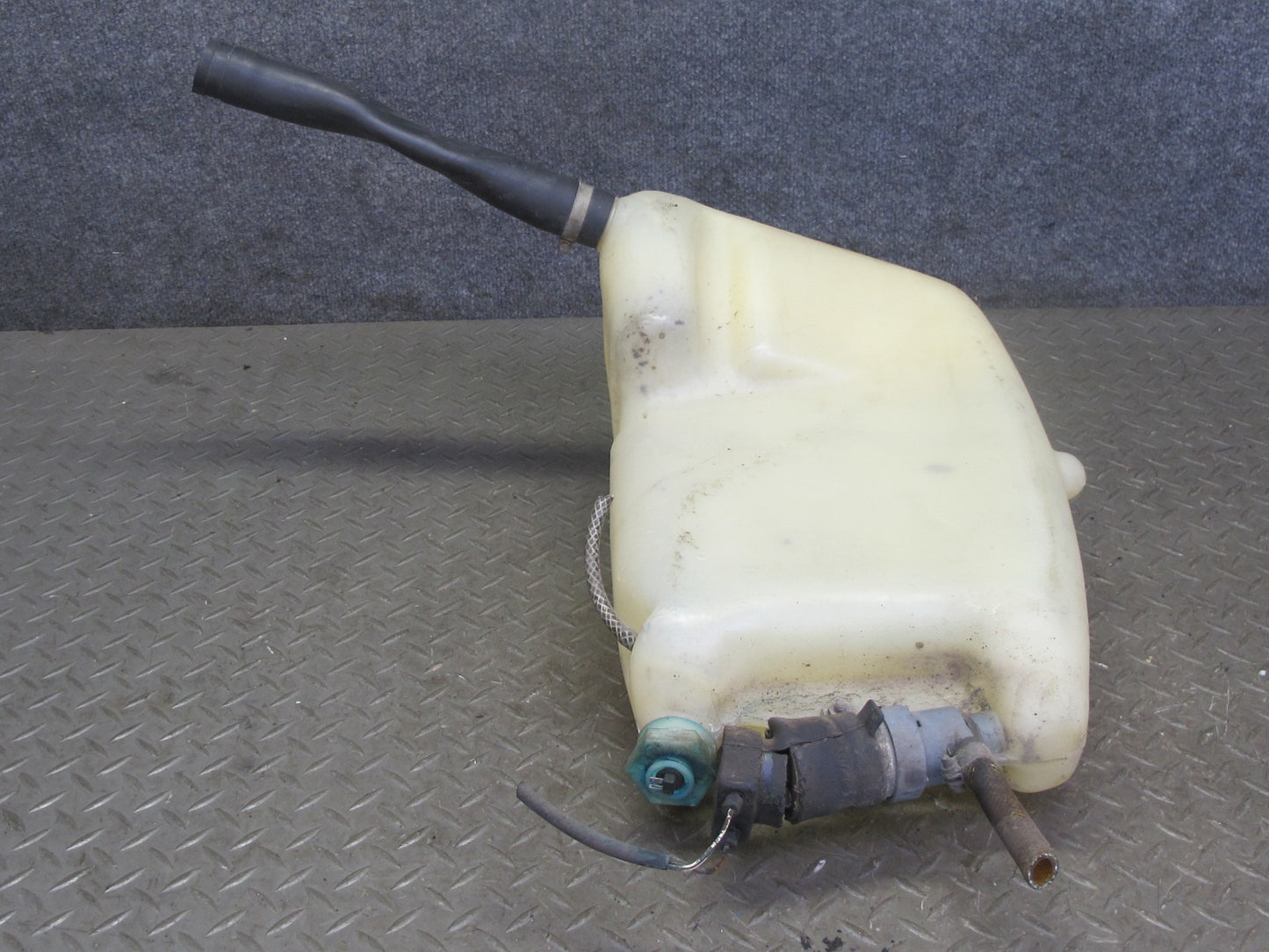 1984-1986 Porsche 928 S Windshield Washer Fluid Reservoir Tank w Pump