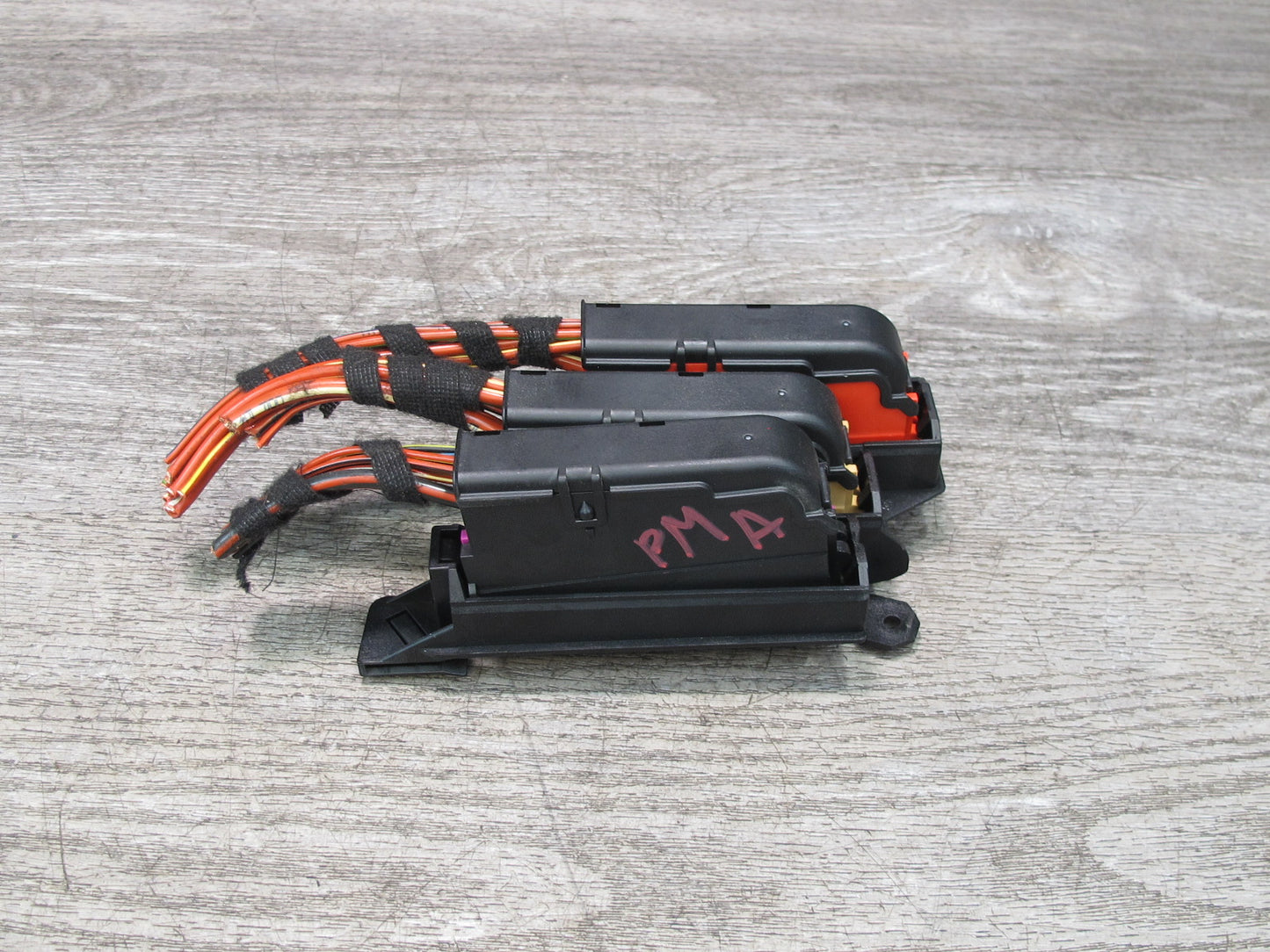 2015-2018 Porsche Macan Engine Power Distribution Fuse Box Holder 8K0941824B
