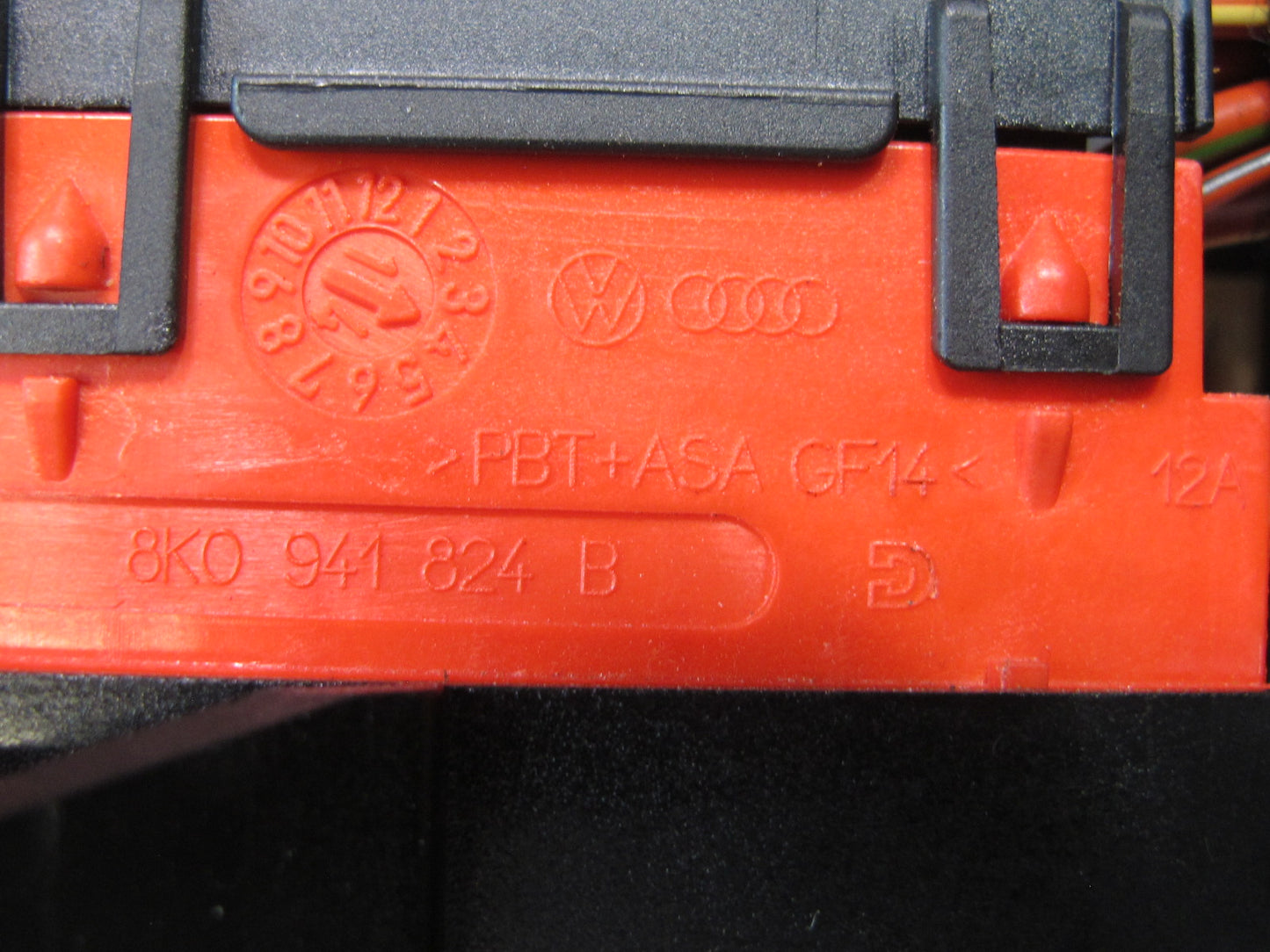 2015-2018 Porsche Macan Engine Power Distribution Fuse Box Holder 8K0941824B