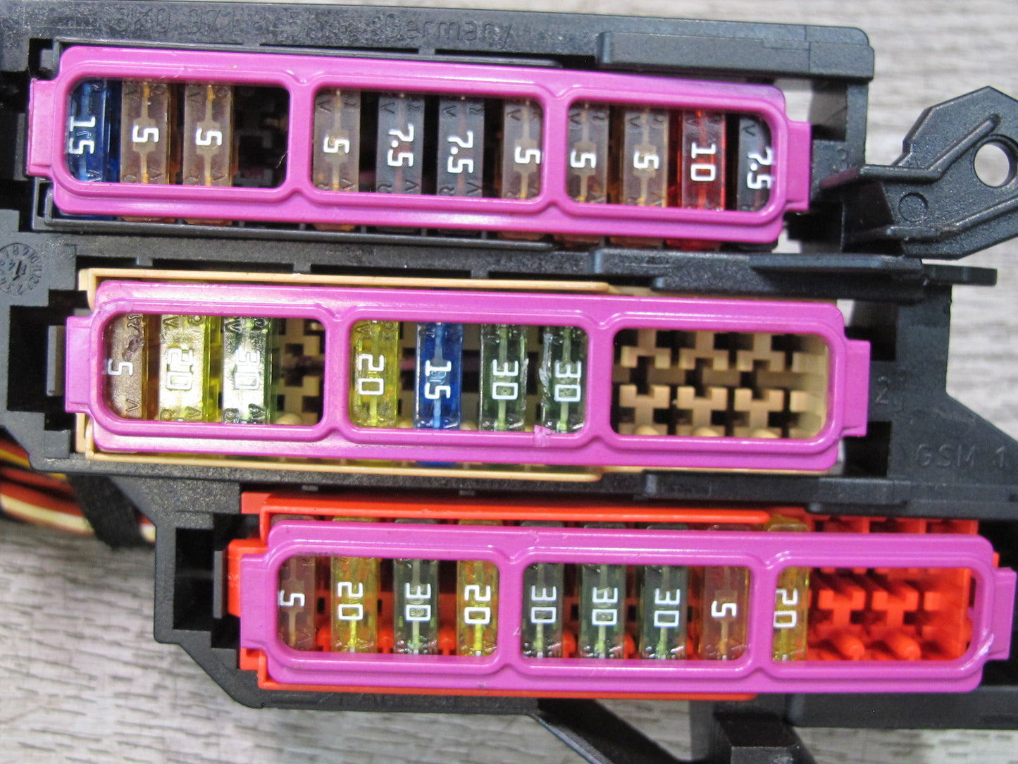 2015-2018 Porsche Macan Engine Power Distribution Fuse Box Holder 8K0941824B
