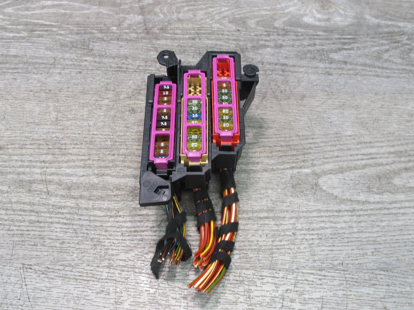 2015-2018 Porsche Macan Engine Power Distribution Fuse Box Holder 8K0941824B