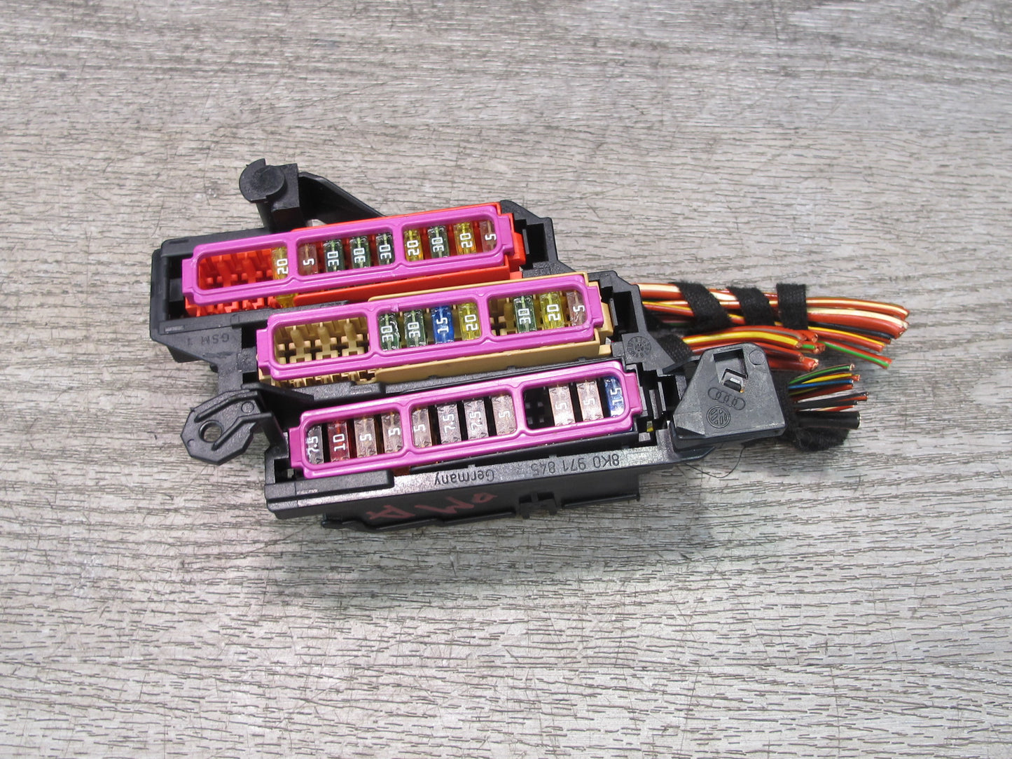 2015-2018 Porsche Macan Engine Power Distribution Fuse Box Holder 8K0941824B