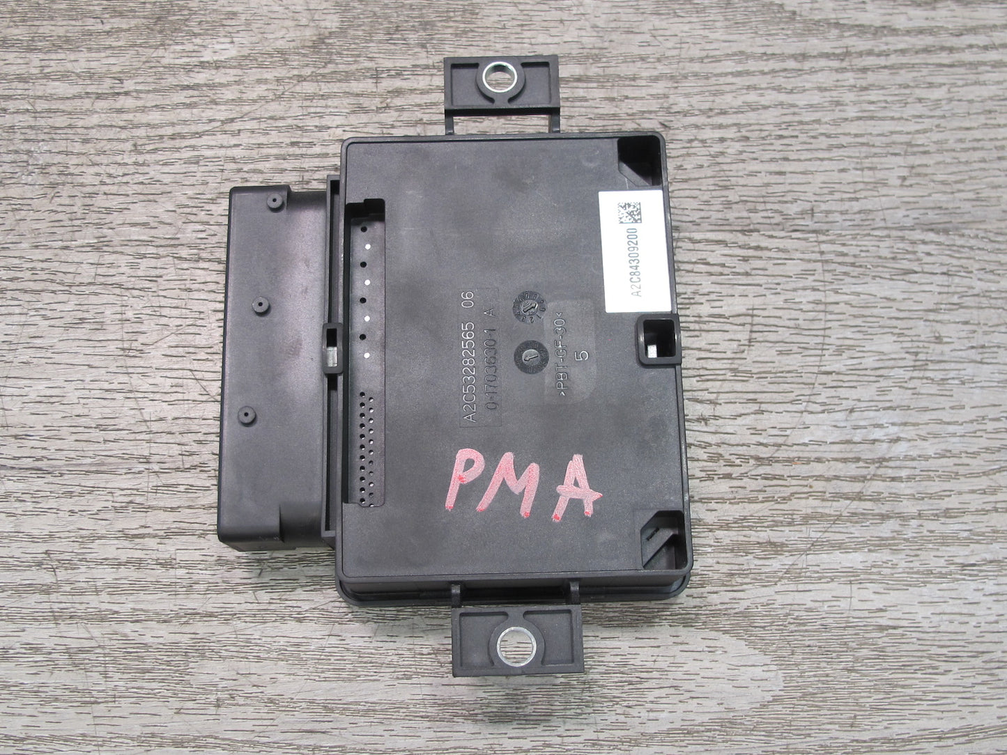 2015-2018 Porsche Macan Parking Brake Control Module 95B907801B