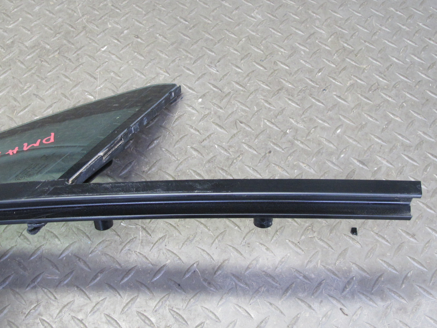 2015-2018 Porsche Macan Front Right Door Fixed Glass Window