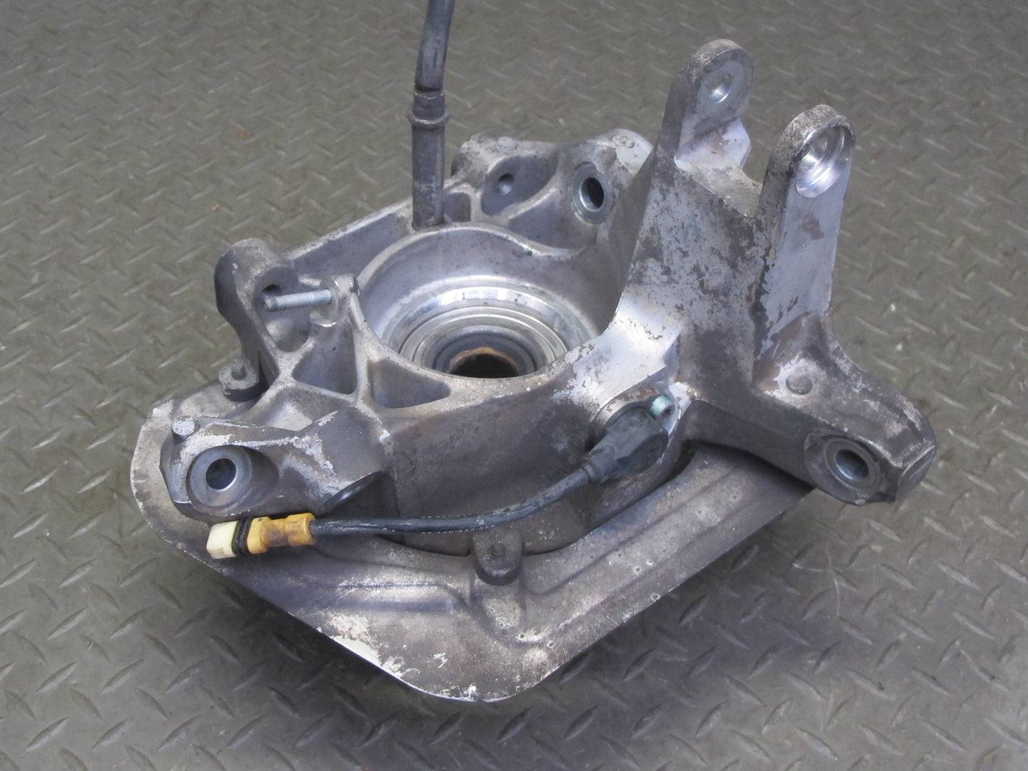 1999-2004 Porsche 911 996 RWD Rear Left Spindle Knuckle Wheel Hub