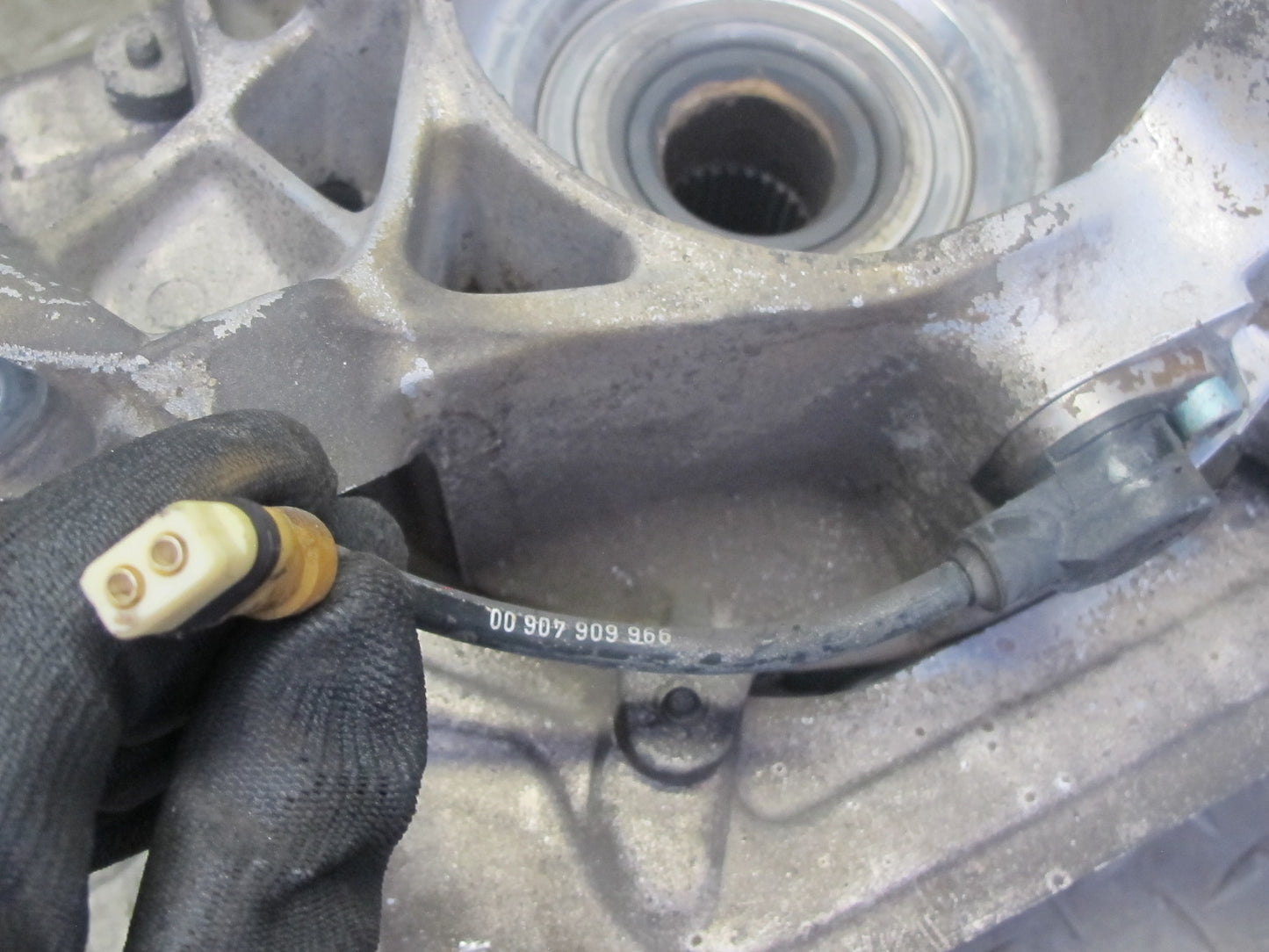 1999-2004 Porsche 911 996 RWD Rear Left Spindle Knuckle Wheel Hub