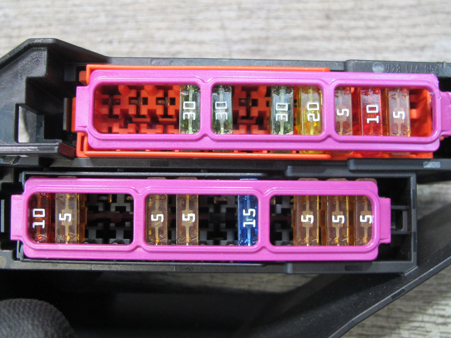 2015-2018 Porsche Macan Engine Power Distribution Fuse Box Holder