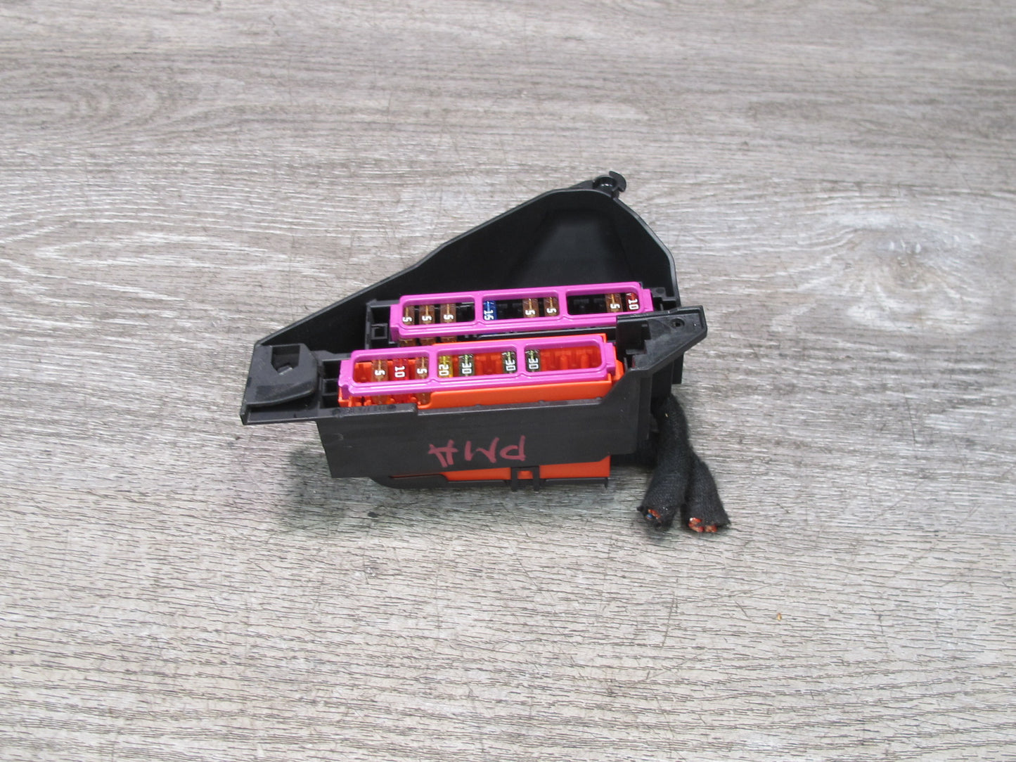 2015-2018 Porsche Macan Engine Power Distribution Fuse Box Holder