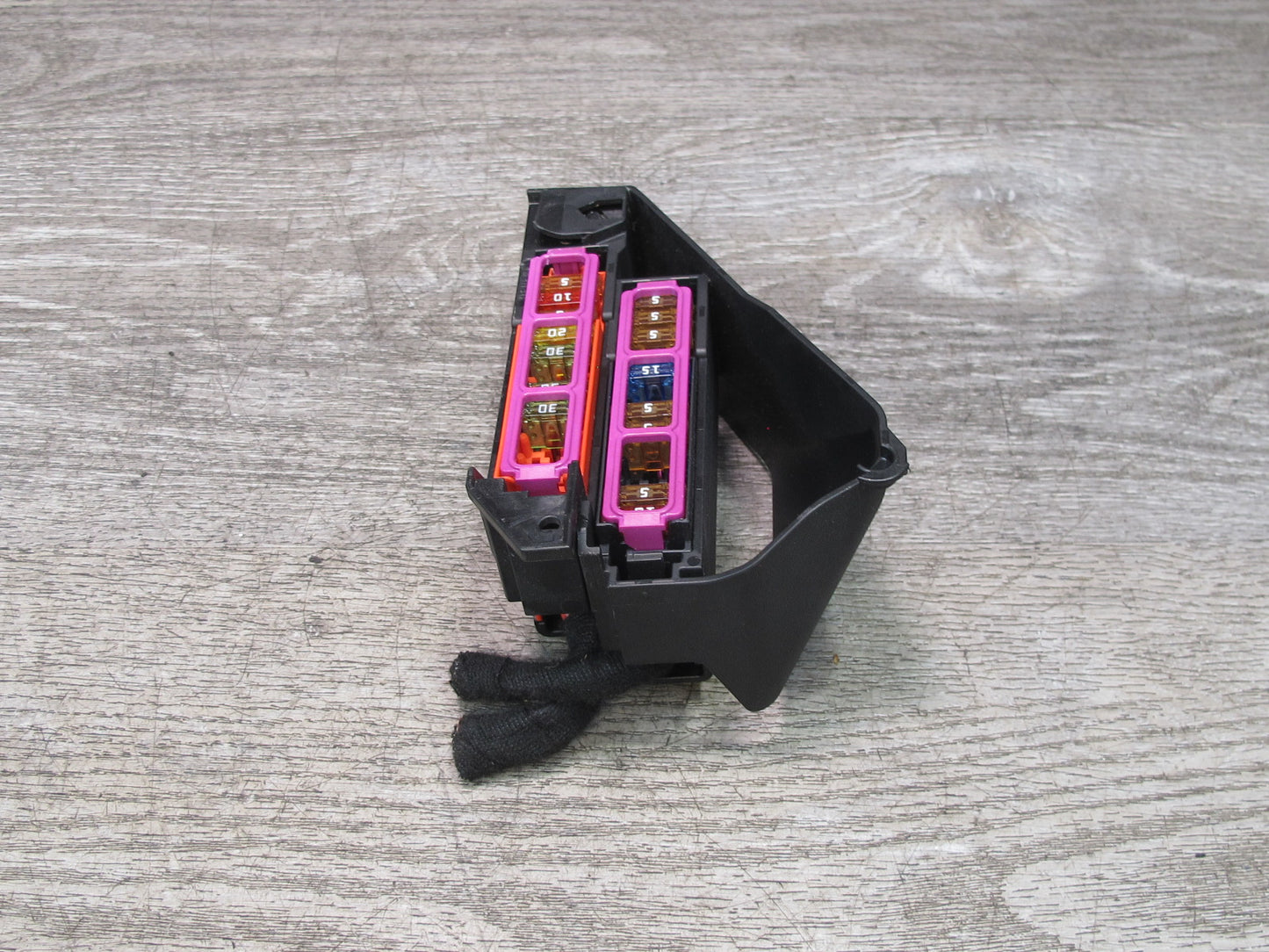 2015-2018 Porsche Macan Engine Power Distribution Fuse Box Holder