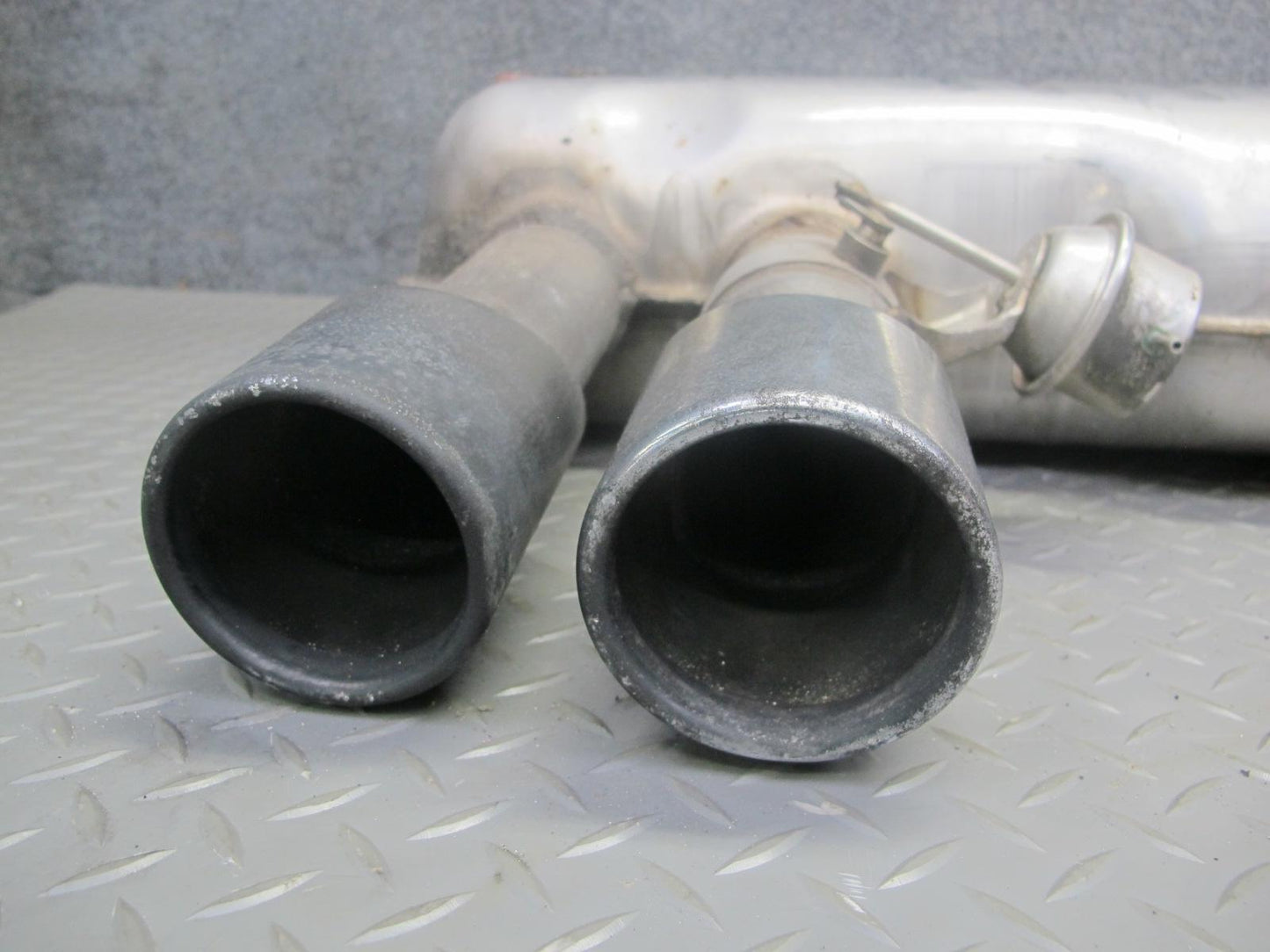 2010-2014 BMW E71 X5M X6M Rear Exhaust Muffler w Tips 7590335