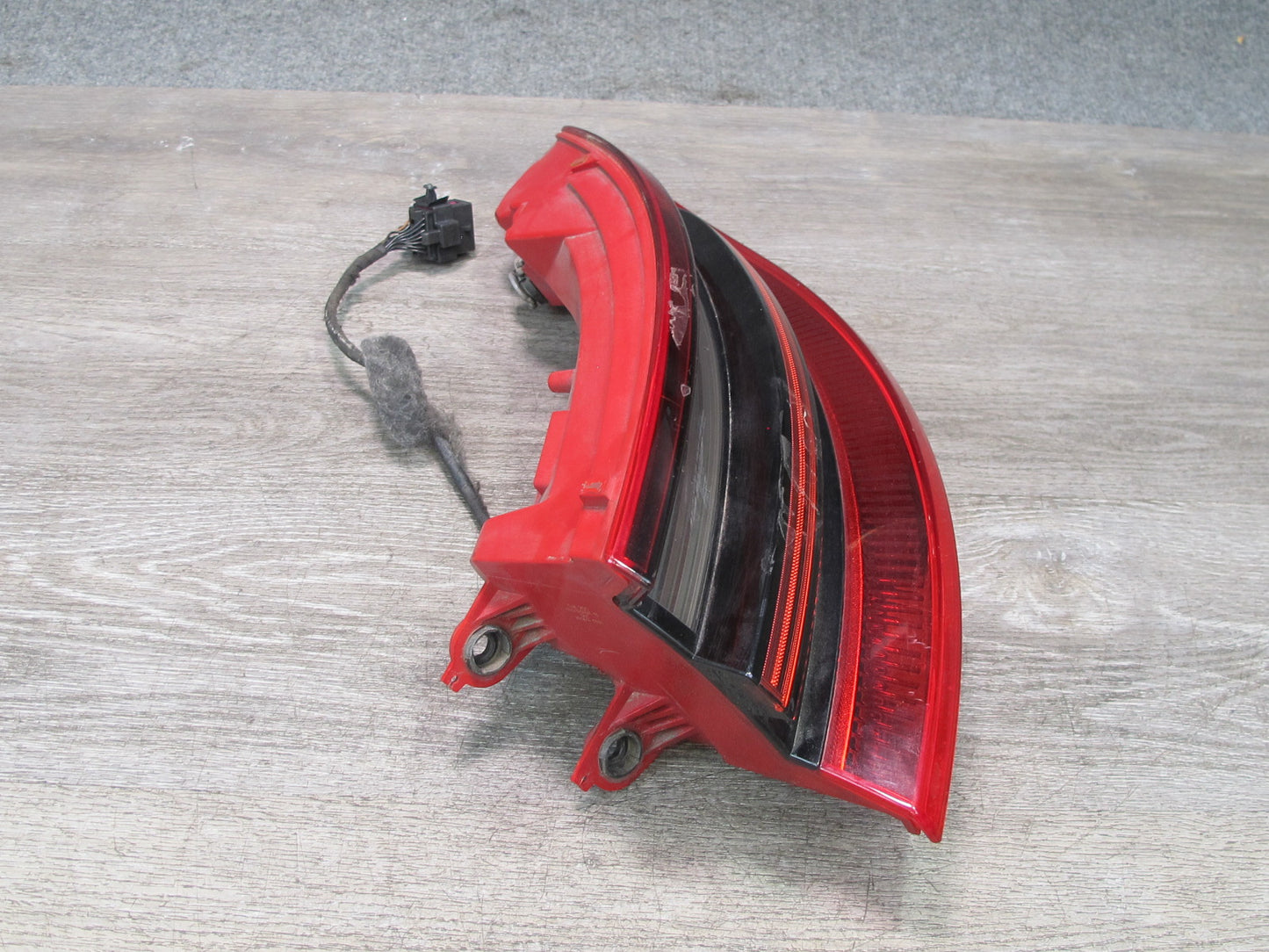 2015-2018 Porsche Macan Rear Right Outer Tail Light Lamp 95B945096E