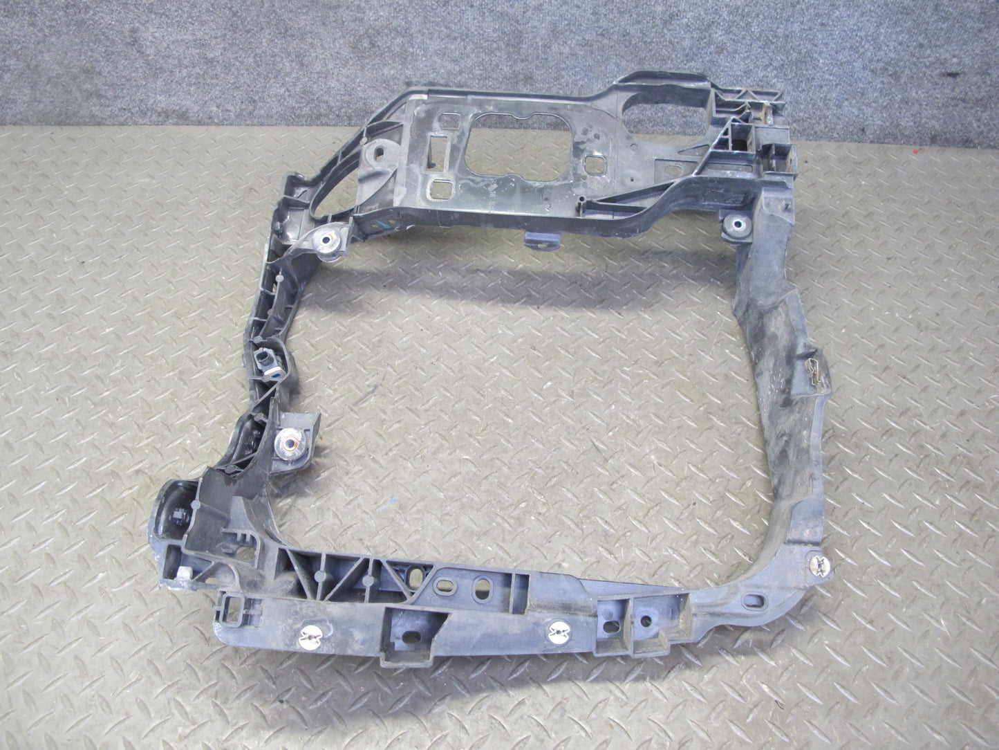 2015-2018 Porsche Macan Front Left Intercooler Mount Bracket Support 95B805295