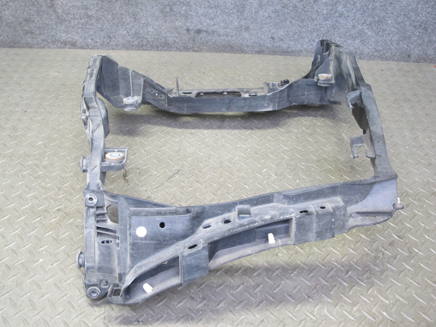 2015-2018 Porsche Macan Front Right Intercooler Mount Bracket Support 95B805594