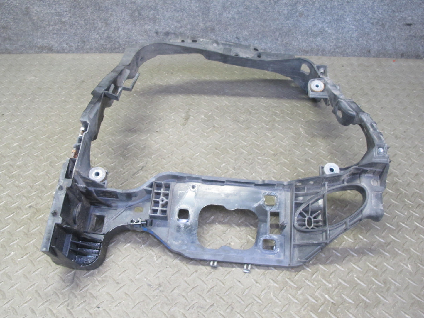2015-2018 Porsche Macan Front Right Intercooler Mount Bracket Support 95B805594