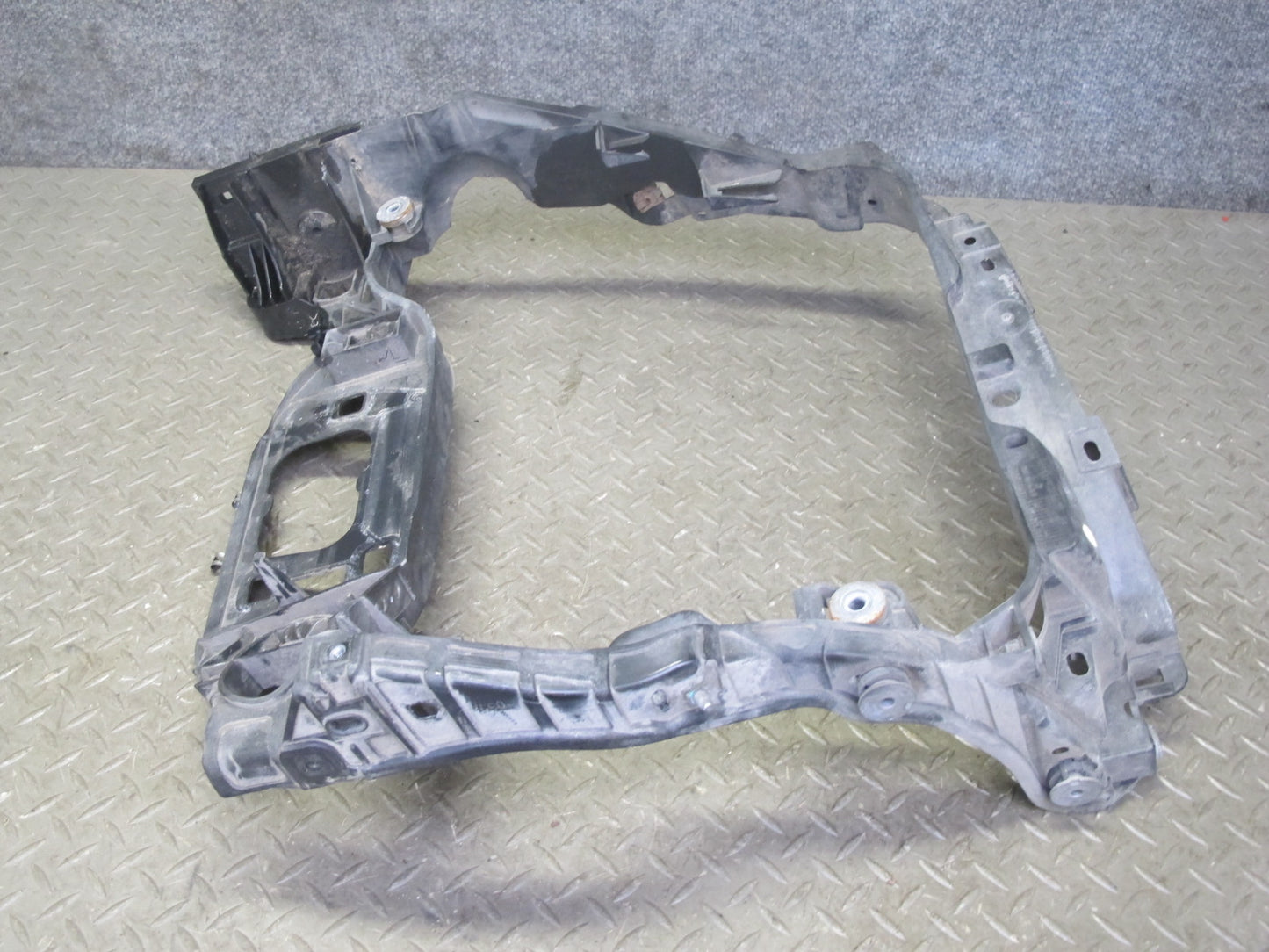 2015-2018 Porsche Macan Front Right Intercooler Mount Bracket Support 95B805594