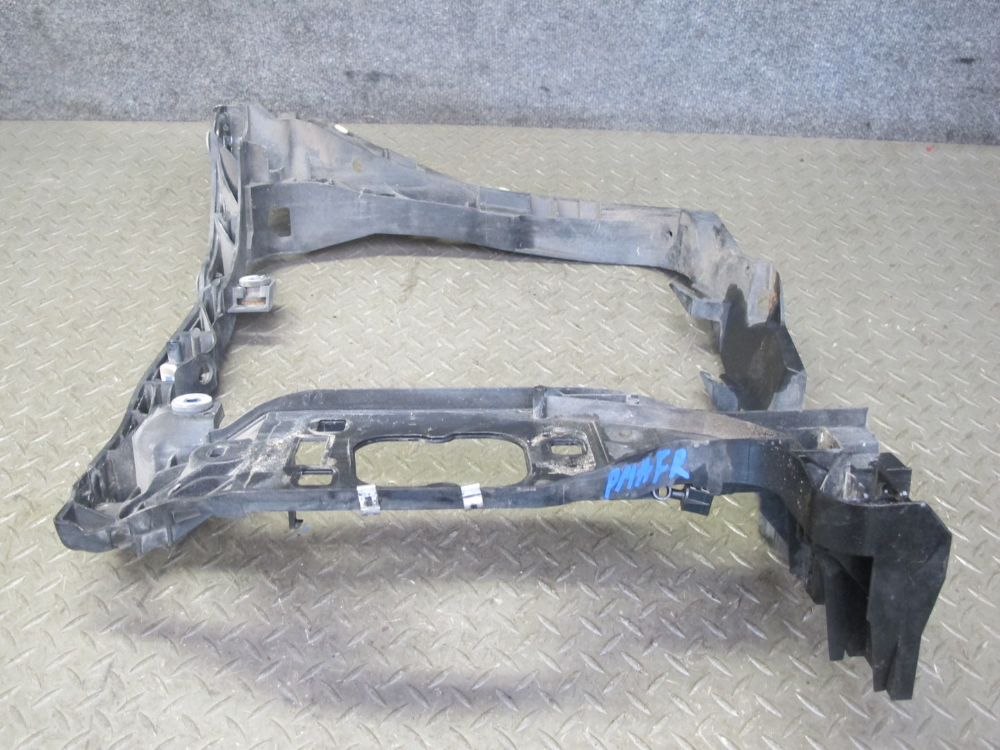 2015-2018 Porsche Macan Front Right Intercooler Mount Bracket Support 95B805594