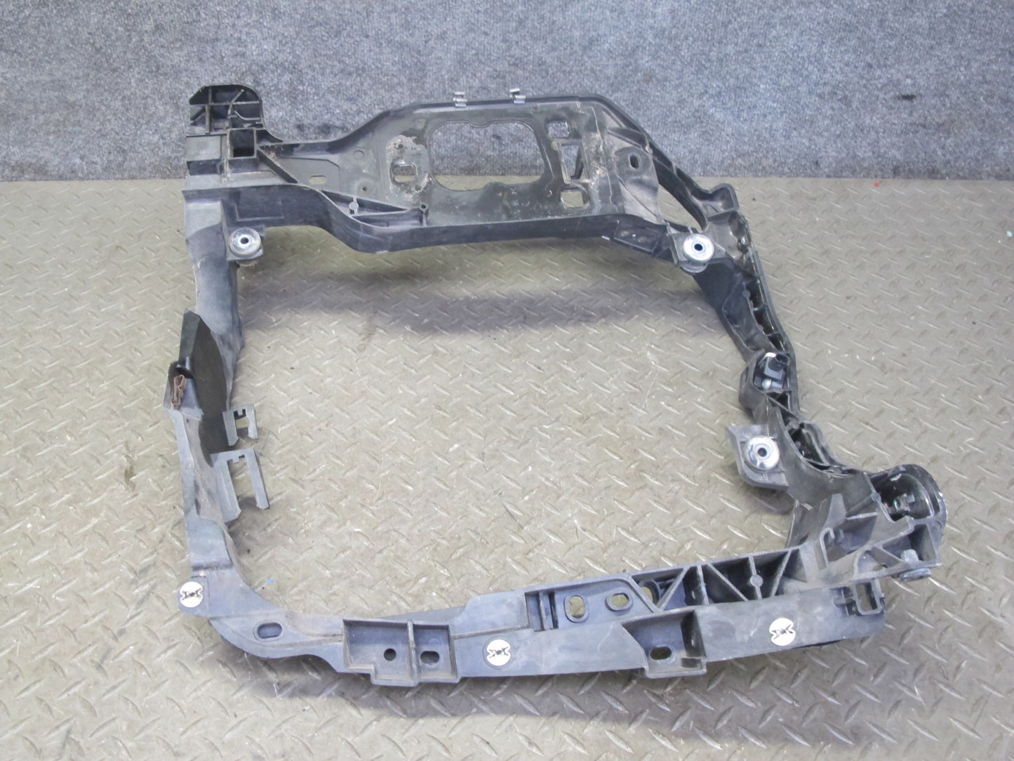2015-2018 Porsche Macan Front Right Intercooler Mount Bracket Support 95B805594