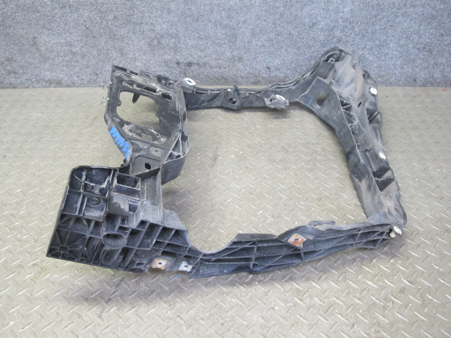 2015-2018 Porsche Macan Front Right Intercooler Mount Bracket Support 95B805594