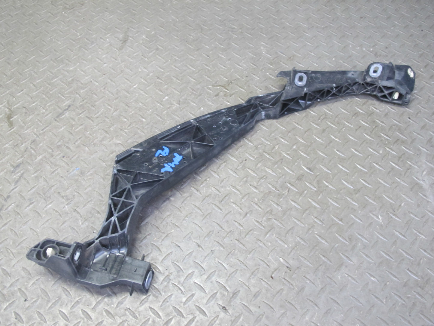 2015-2018 Porsche Macan Front Left & Right Radiator Mount Bracket Support Set