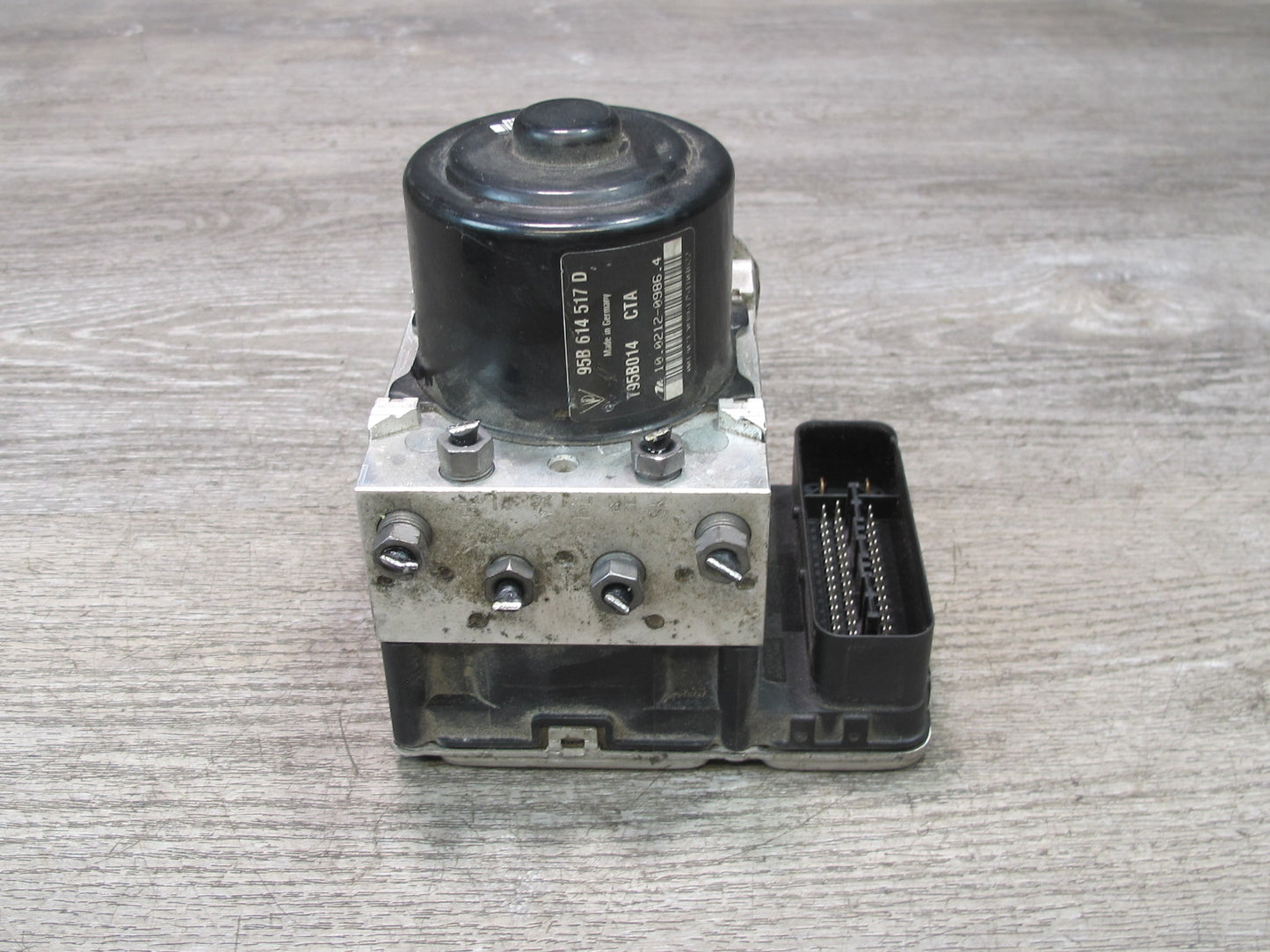 2015-2016 Porsche Macan Anti Lock Brake ABS Pump Module 95B614517D