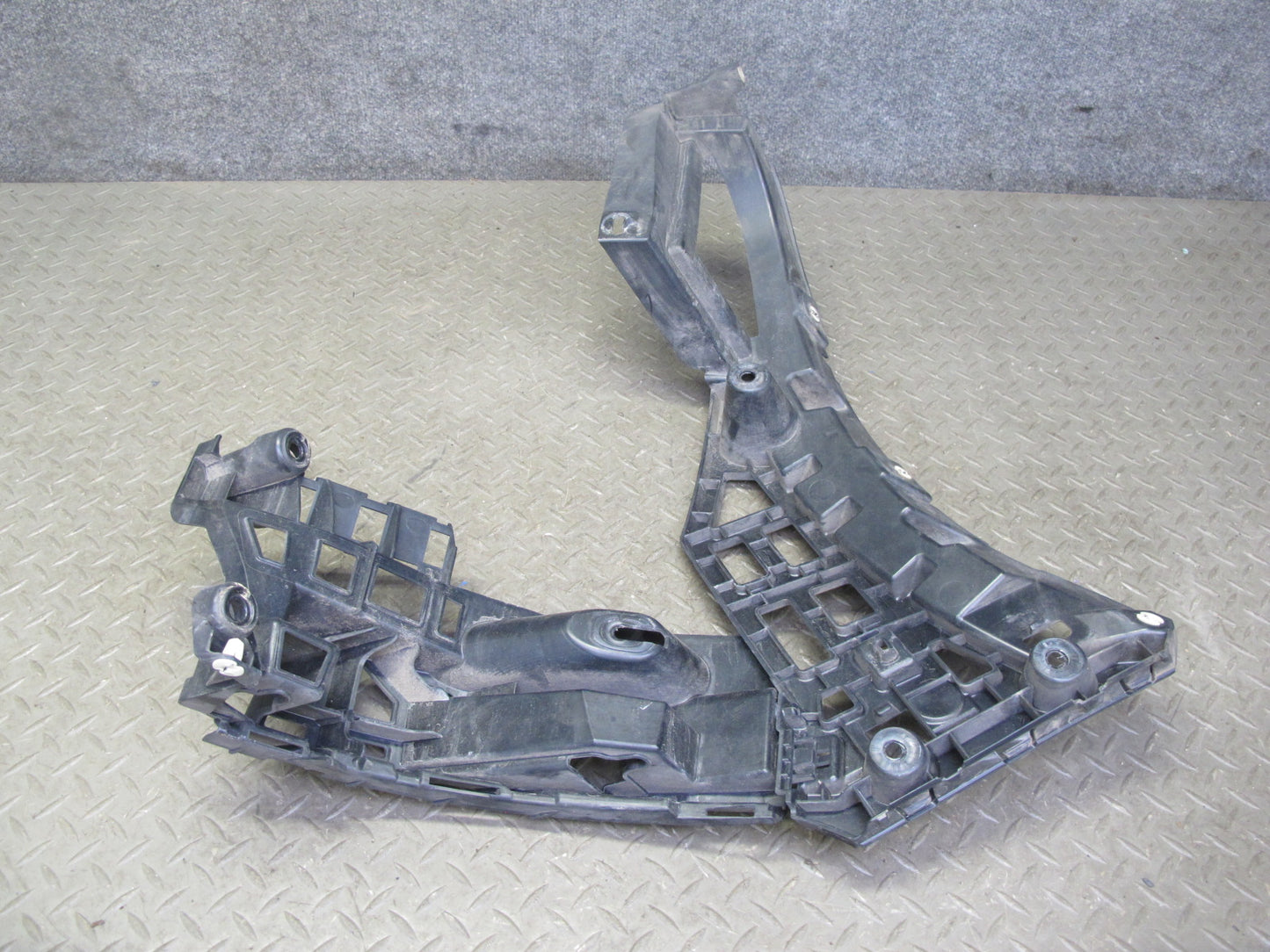 2015-2018 Porsche Macan Rear Right Bumper Mount Bracket Support 95B807484