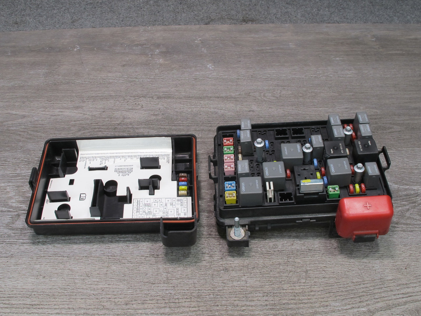 2008 Saturn SKY Redline 2.0L Under Hood Engine Fuse Relay Box 25826620 OEM