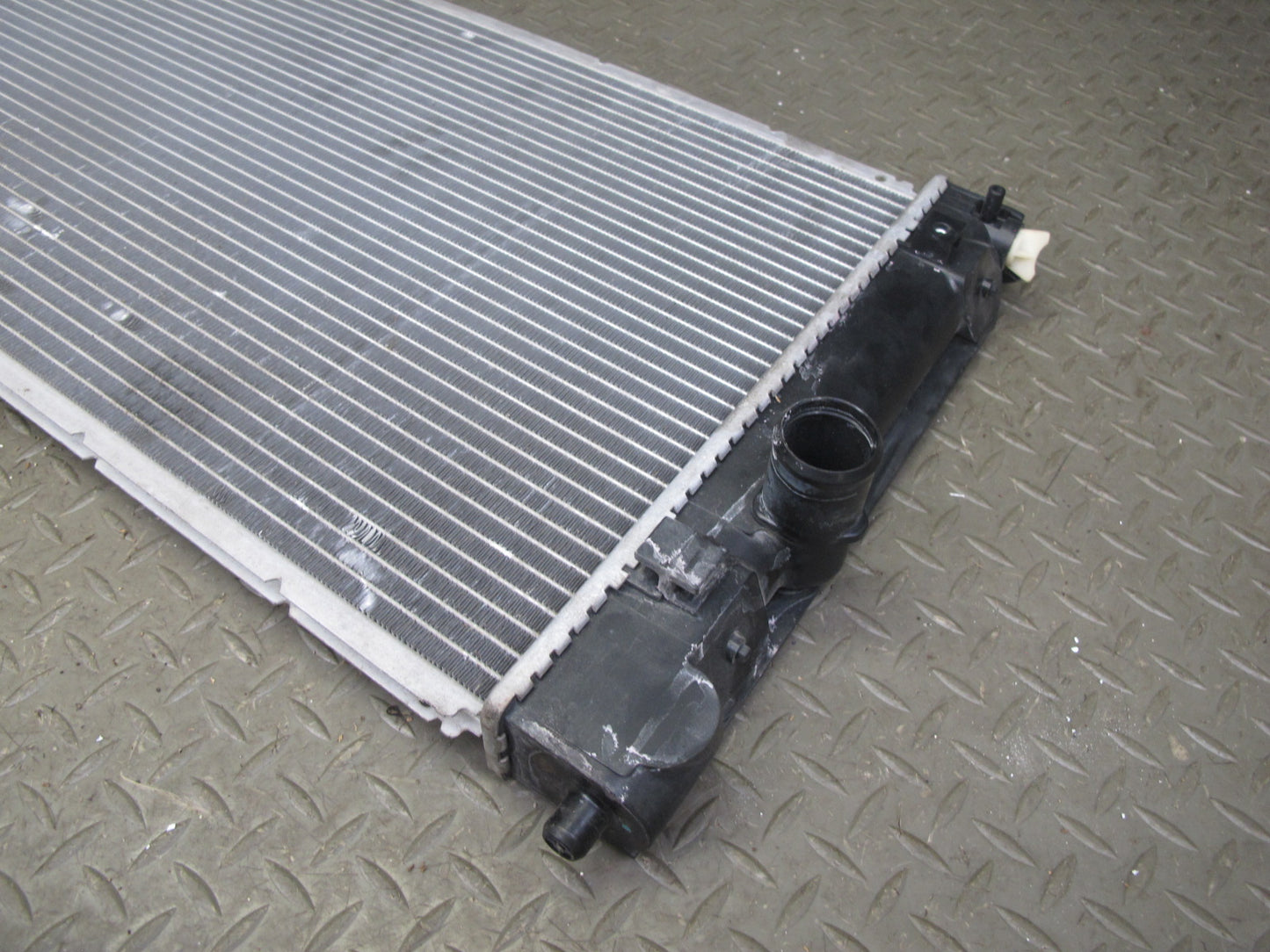 00-05 Toyota MR2 Spyder ZZW30L Engine Cooling Radiator 422132-1802 OEM