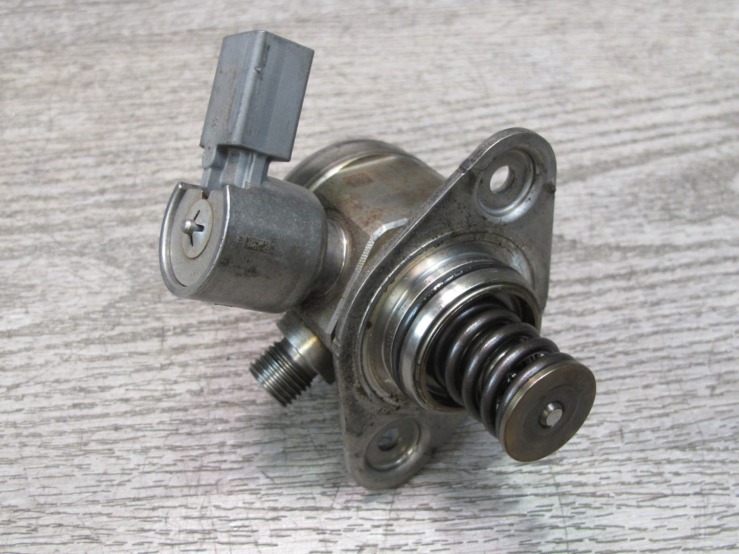2010-2014 BMW E71 X6 X6M 4.4L Right High Pressure Fuel Pump
