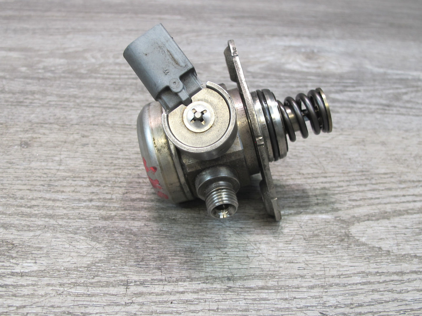 2010-2014 BMW E71 X6 X6M 4.4L Right High Pressure Fuel Pump